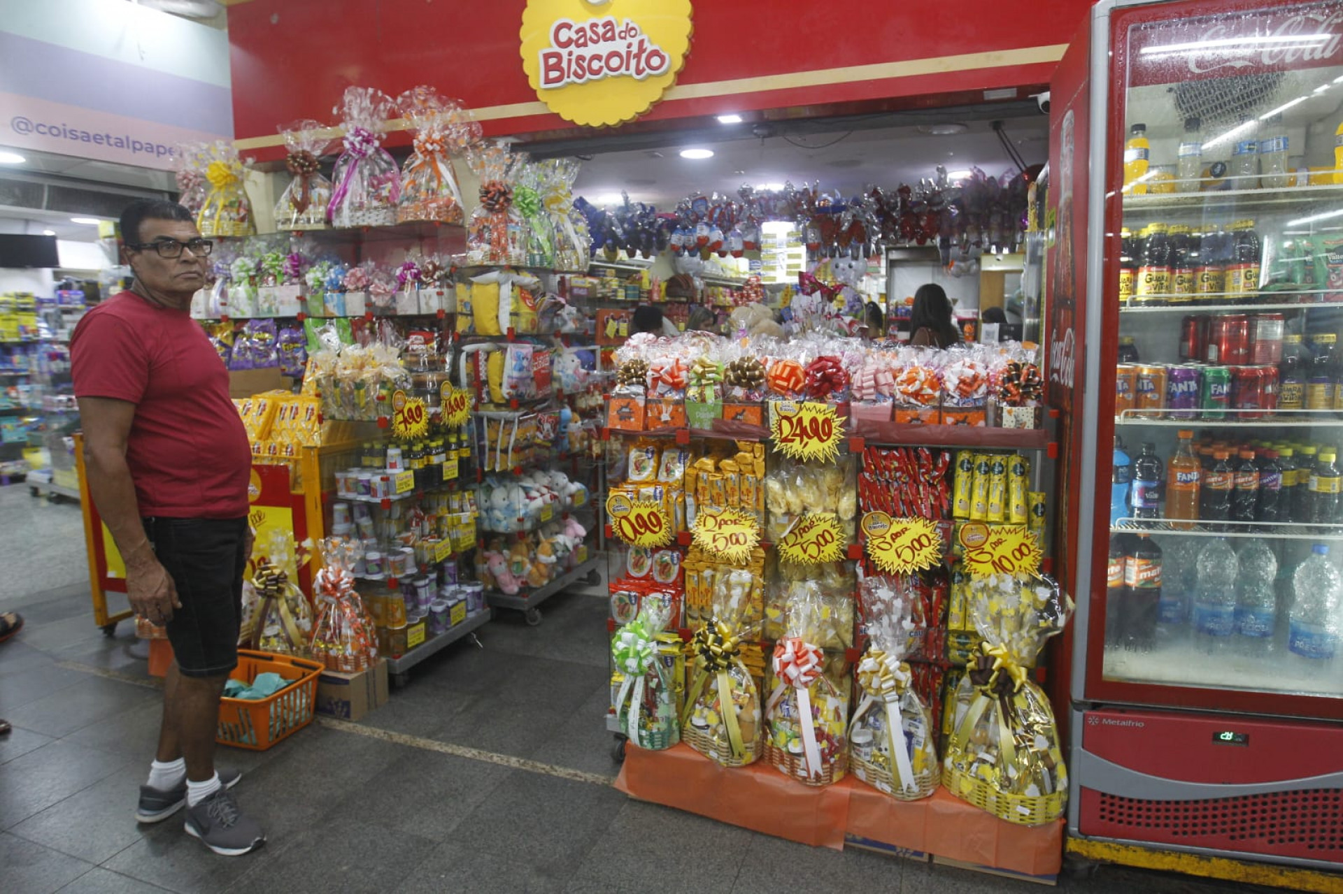 Consumidores correm atrás de promoções de Páscoa, no Mercadão de Madureira - Reginaldo Pimenta / Agência O Dia