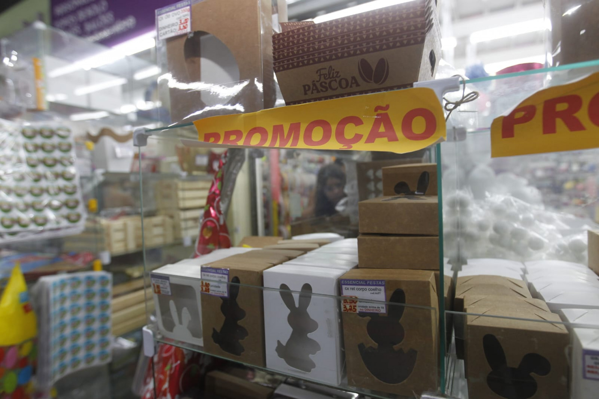 Consumidores correm atrás de promoções de Páscoa, no Mercadão de Madureira - Reginaldo Pimenta / Agência O Dia