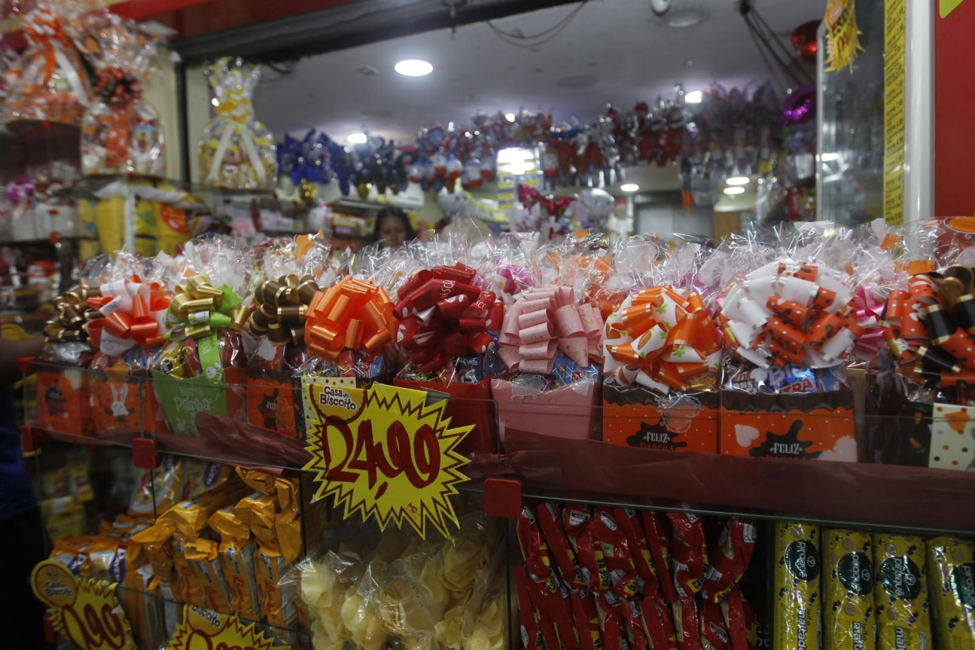 Consumidores correm atrás de promoções de Páscoa, no Mercadão de Madureira - Reginaldo Pimenta / Agência O Dia