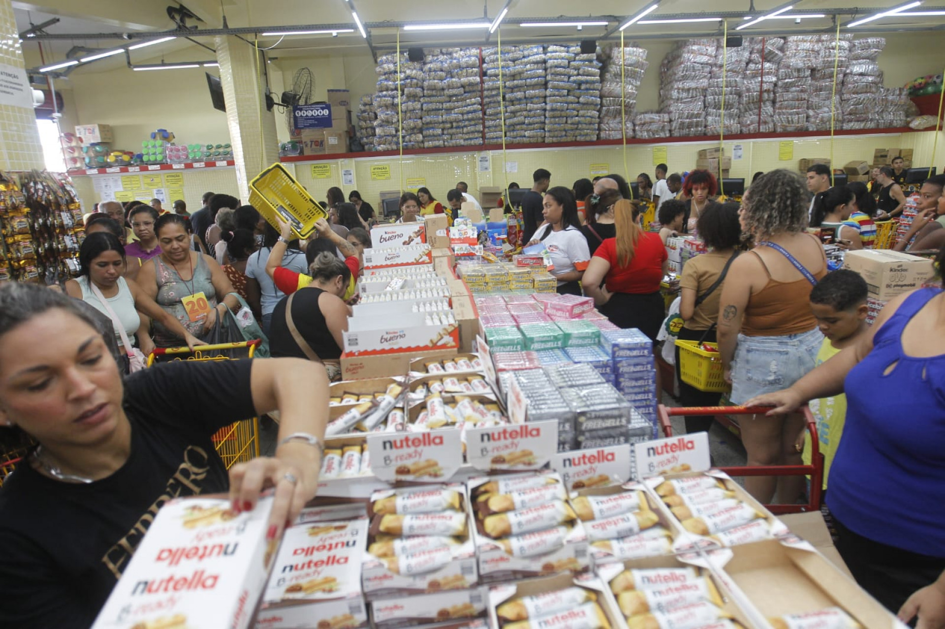 Loja de doces do Mercadão de Madureira fica lotada um dia antes da Páscoa - Reginaldo Pimenta / Agência O Dia