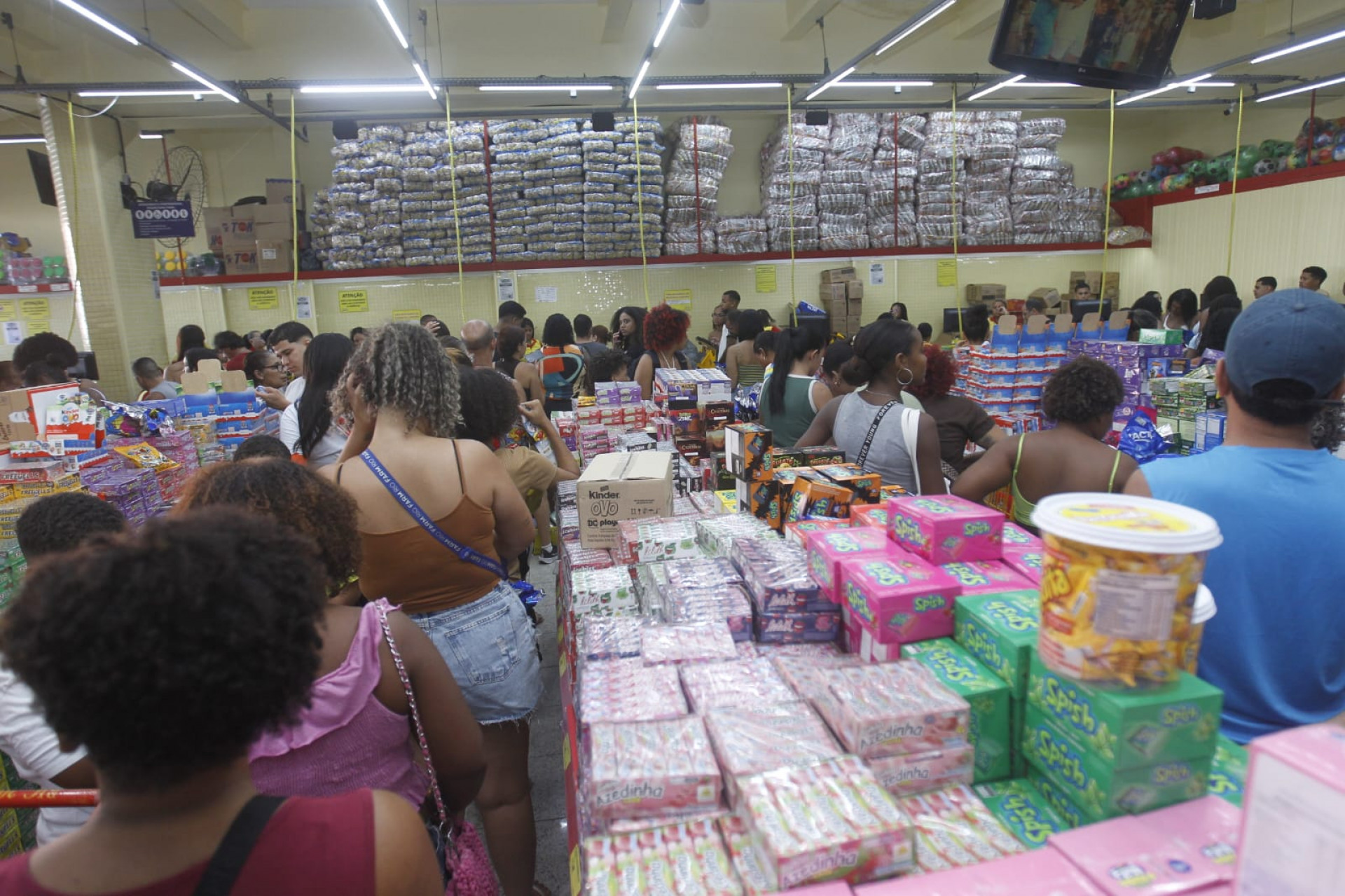 Loja de doces do Mercadão de Madureira fica lotada um dia antes da Páscoa - Reginaldo Pimenta / Agência O Dia