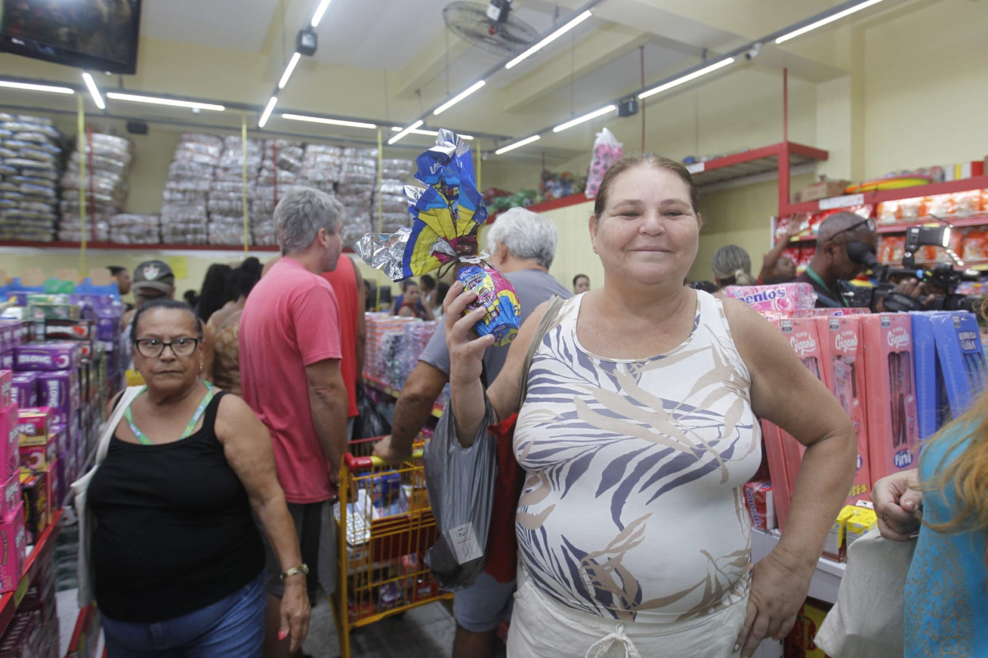Simone de Oliveira aproveitou a promoção e garantiu o ovo de Páscoa do neto - Reginaldo Pimenta / Agência O Dia
