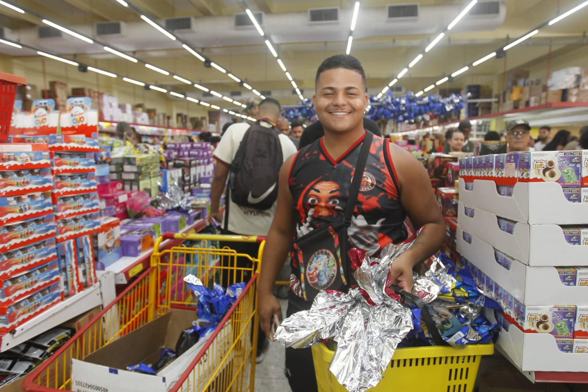 Iuri Santos aproveitou a promoção e garantiu oito ovos de Páscoa para a criançada - Reginaldo Pimenta / Agência O Dia