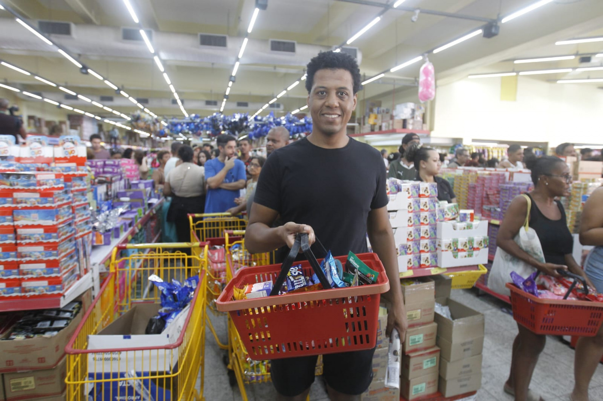 Vinicius Catarino apostou em chocolates avulsos para produzir cestas de Páscoa - Reginaldo Pimenta / Agência O Dia