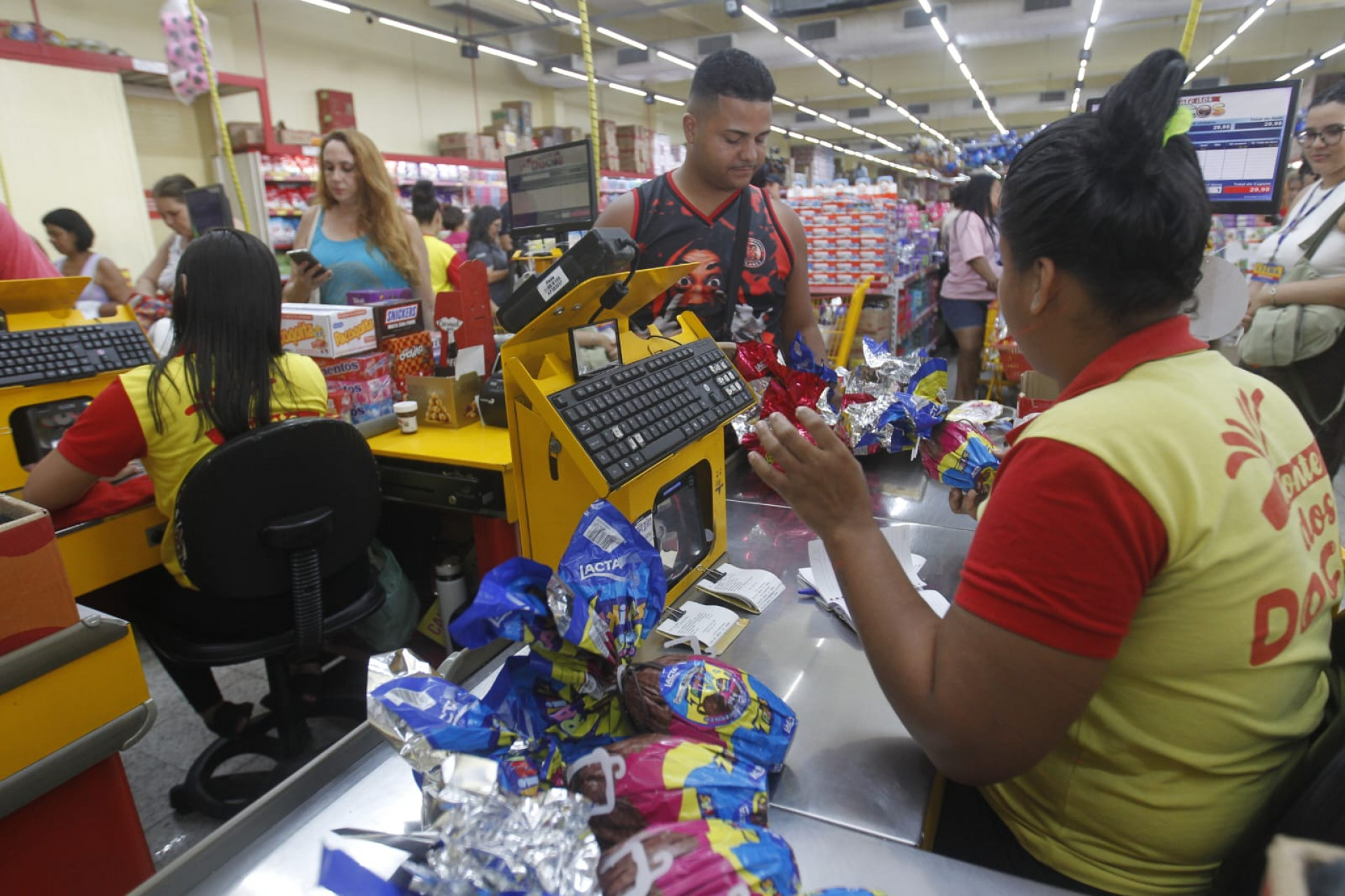 Loja de doces do Mercadão de Madureira fica lotada um dia antes da Páscoa - Reginaldo Pimenta / Agência O Dia
