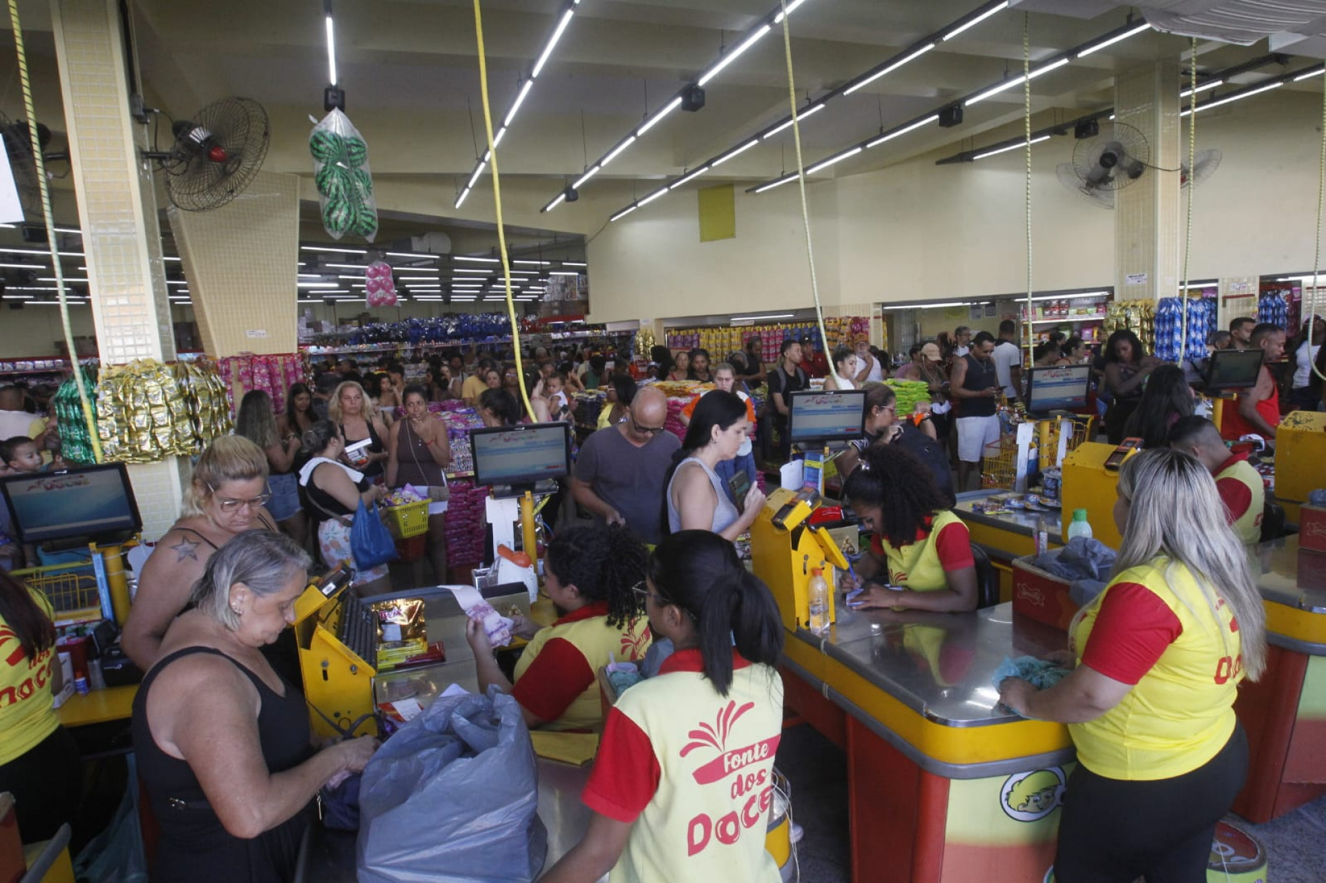 Loja de doces do Mercadão de Madureira fica lotada um dia antes da Páscoa - Reginaldo Pimenta / Agência O Dia