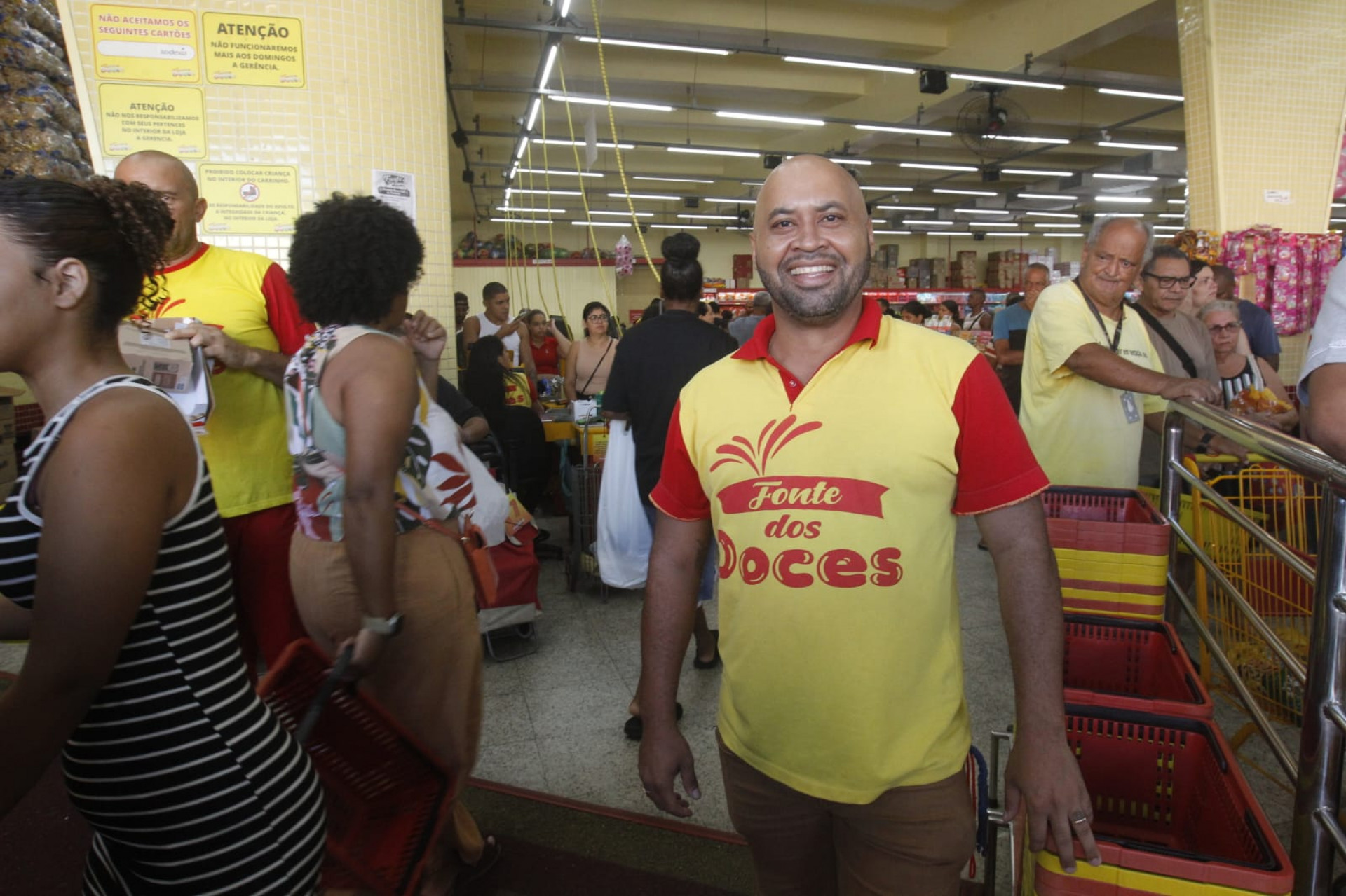 José Ferreira, subgerente de loja de doces, diz que movimento está alto - Reginaldo Pimenta / Agência O Dia
