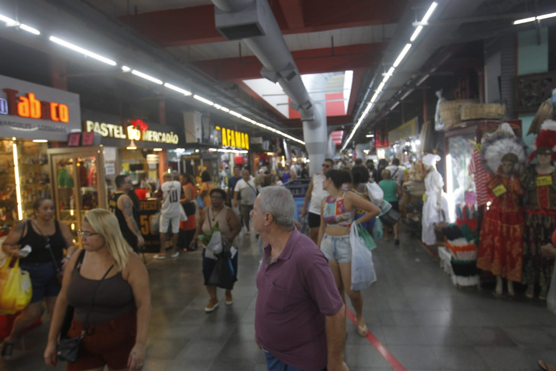 Mercadão de Madureira fica cheio um dia antes da Páscoa - Reginaldo Pimenta / Agência O Dia