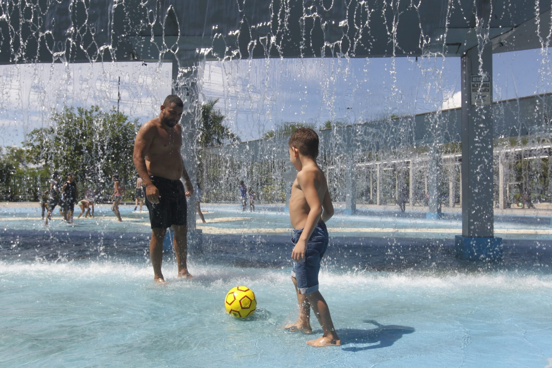 Na foto, Marcos Machado e o filho Pedro, de 6 anos, no Parque Madureira - Reginaldo Pimenta/Agência O Dia
