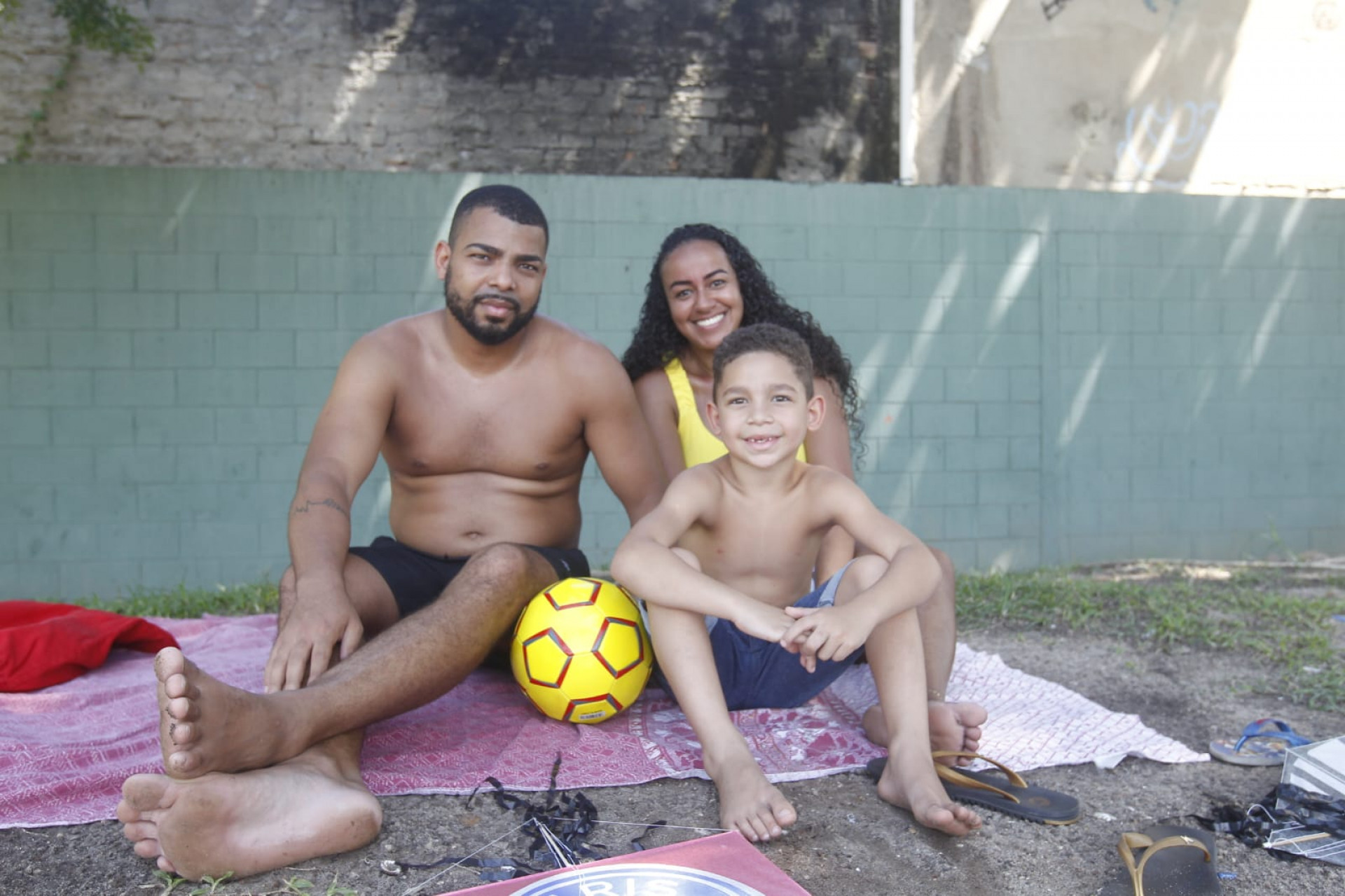 Na foto, Marcos Machado, a mulher, Raiane Fernanda, e o filho Pedro, de 6 anos - Reginaldo Pimenta/Agência O Dia