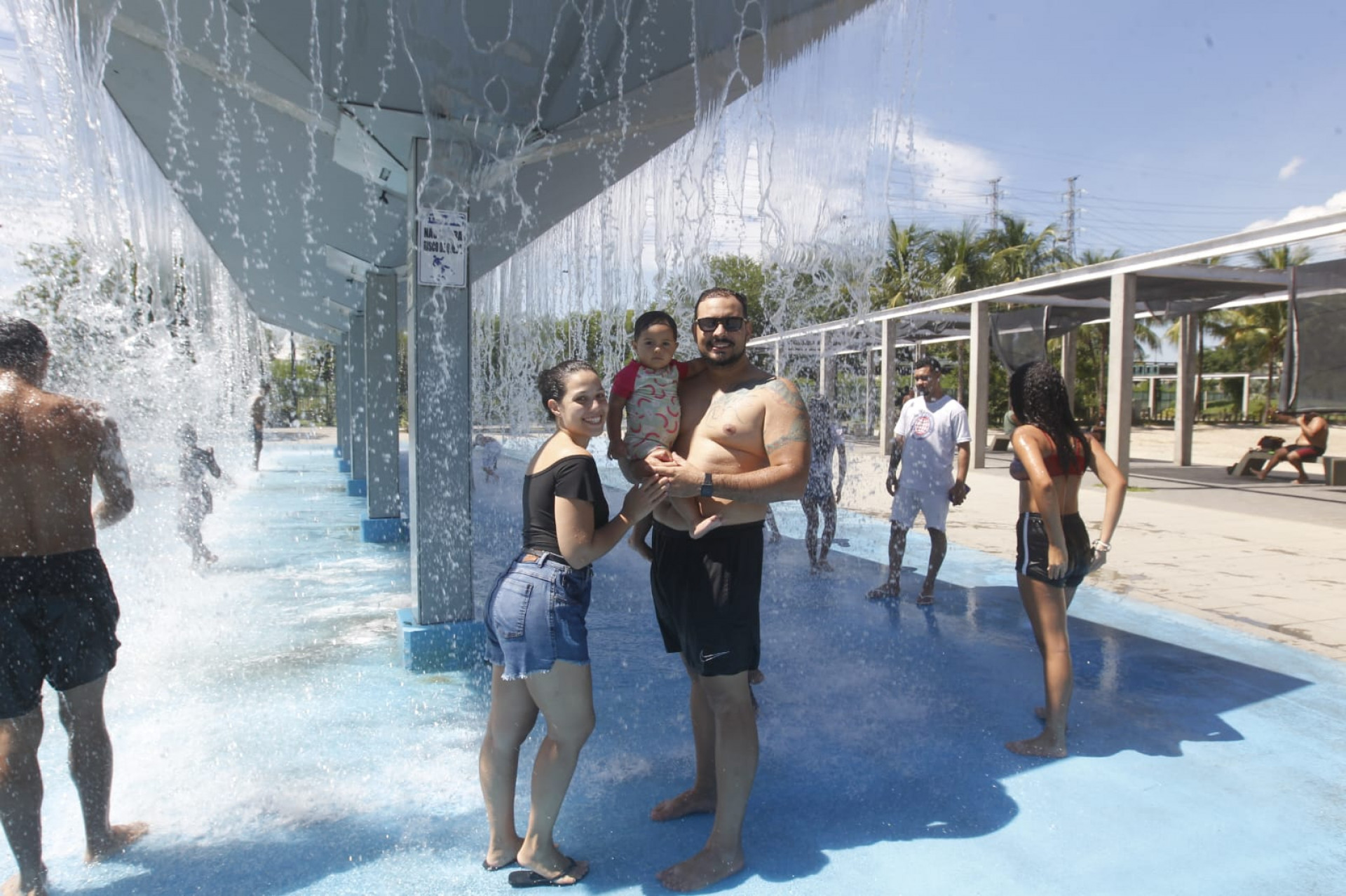 Na foto, Felipe Augusto posa ao lado da mulher, Tainá Lacerda, e da filha, Laura Fernandes - Reginaldo Pimenta/Agência O Dia
