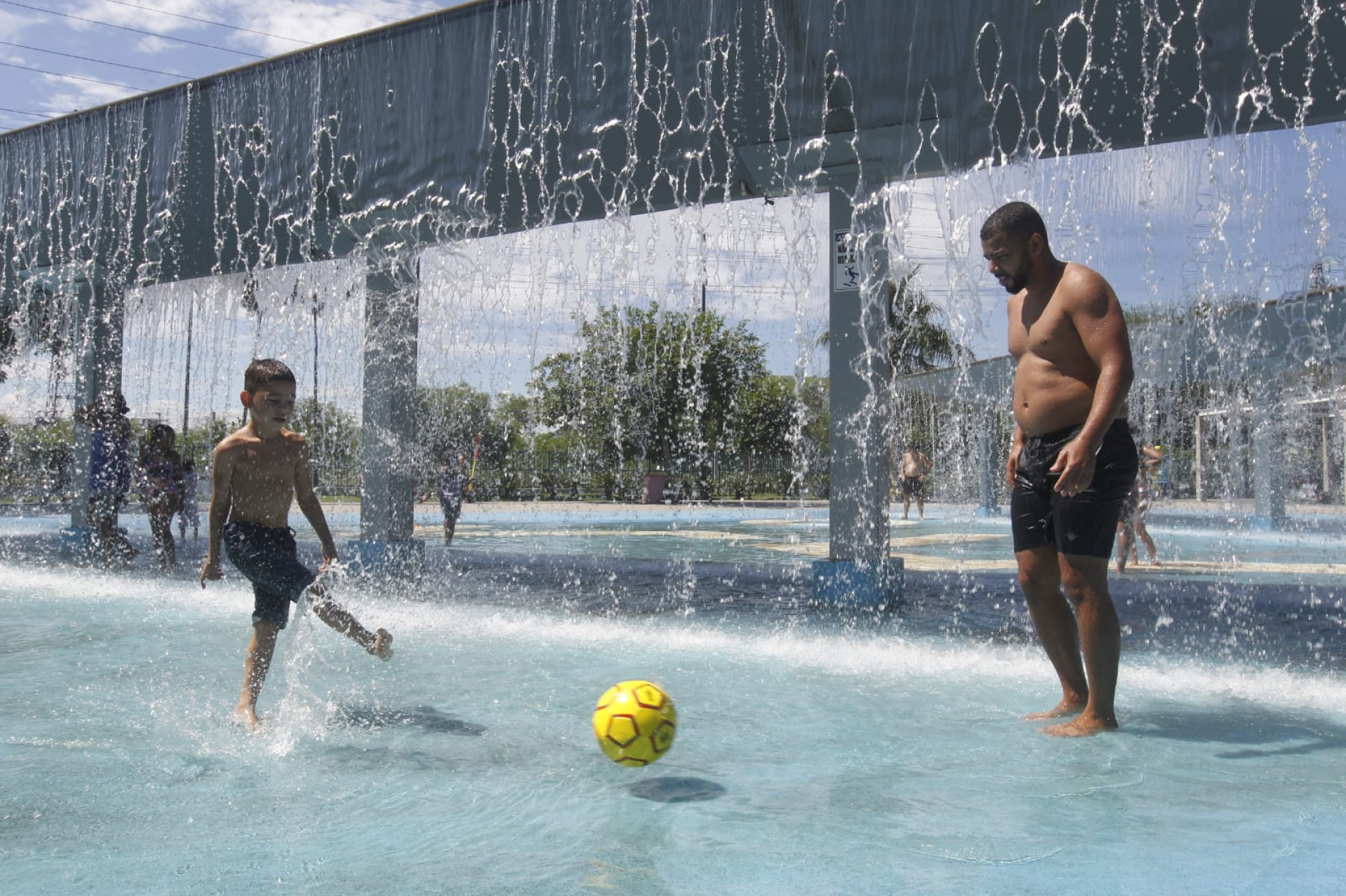 Na foto, Marcos Machado e o filho Pedro, de 6 anos, no Parque Madureira - Reginaldo Pimenta/Agência O Dia