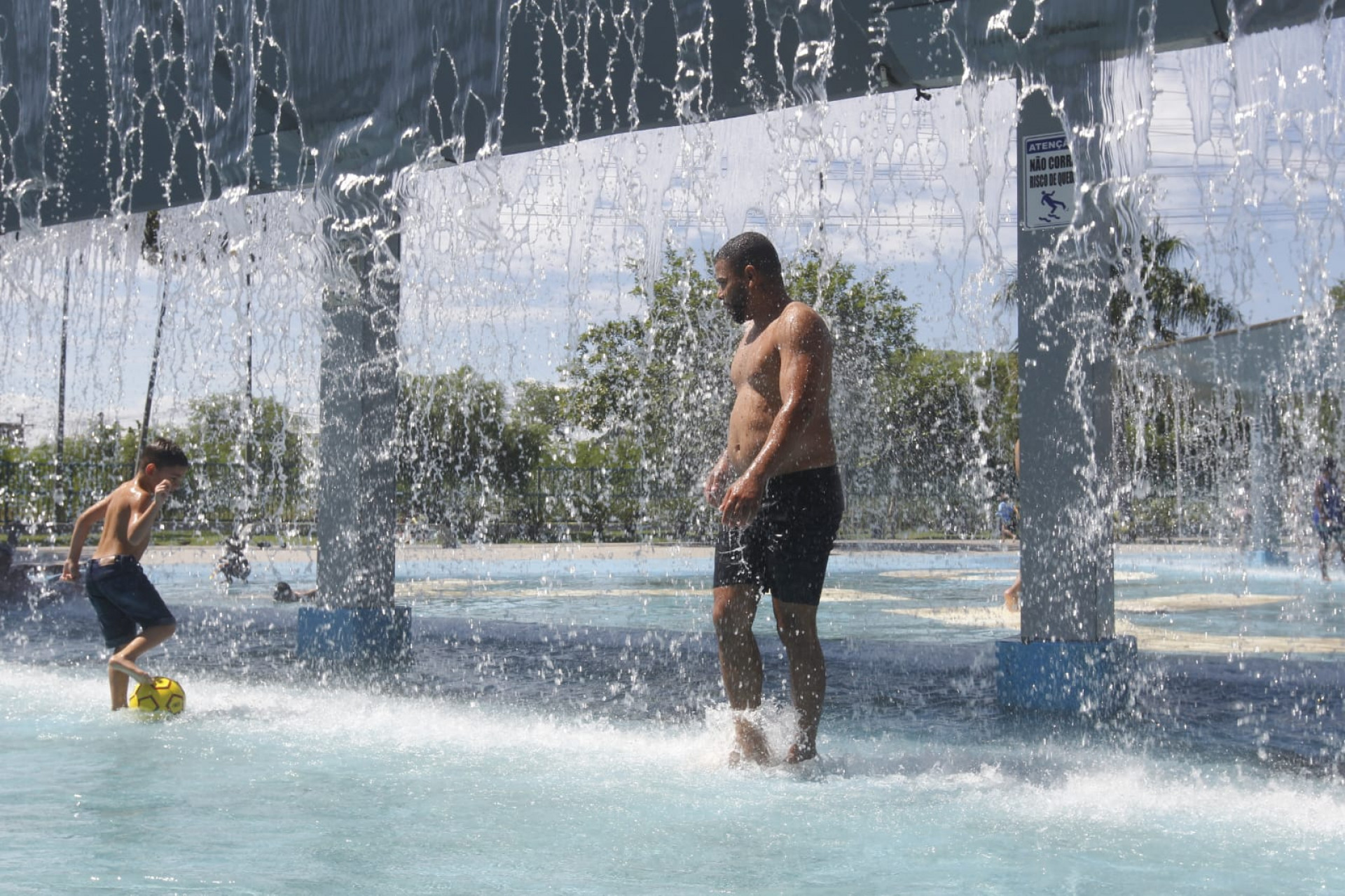 Na foto, Marcos Machado e o filho Pedro, de 6 anos, no Parque Madureira - Reginaldo Pimenta/Agência O Dia