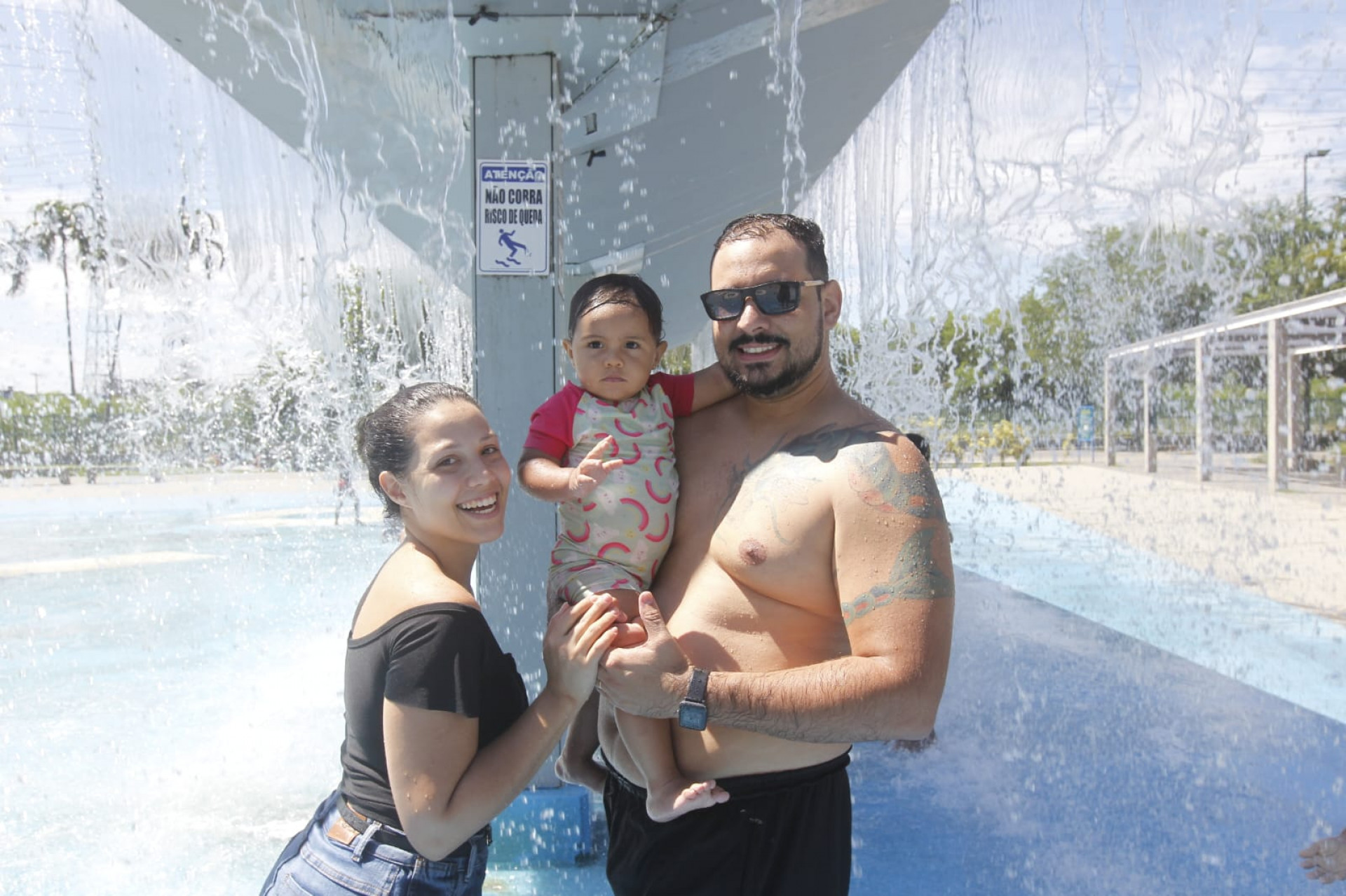 Na foto, Felipe Augusto posa ao lado da mulher, Tainá Lacerda, e da filha, Laura Fernandes - Reginaldo Pimenta/Agência O Dia