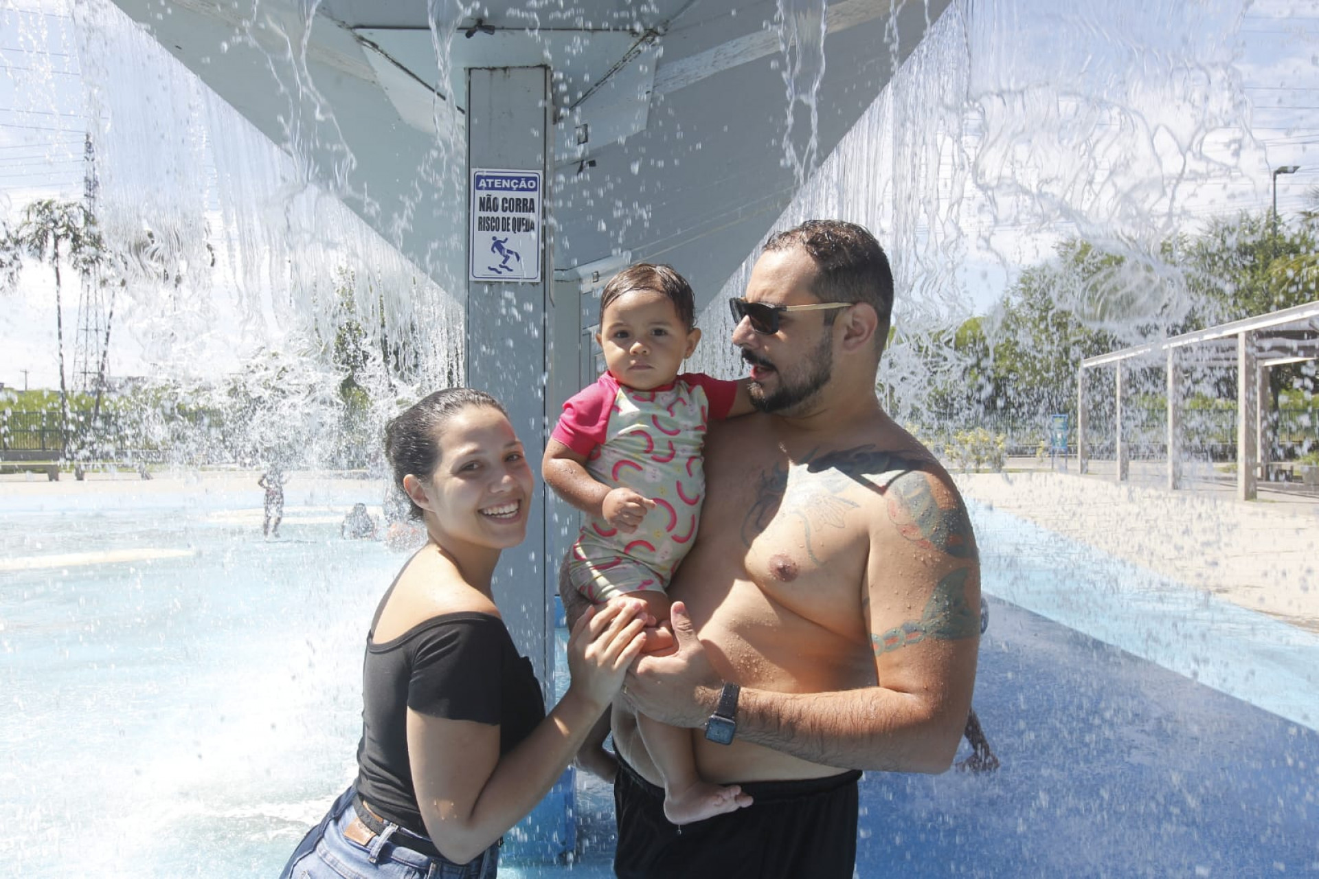 Na foto, Felipe Augusto posa ao lado da mulher, Tainá Lacerda, e da filha, Laura Fernandes - Reginaldo Pimenta/Agência O Dia