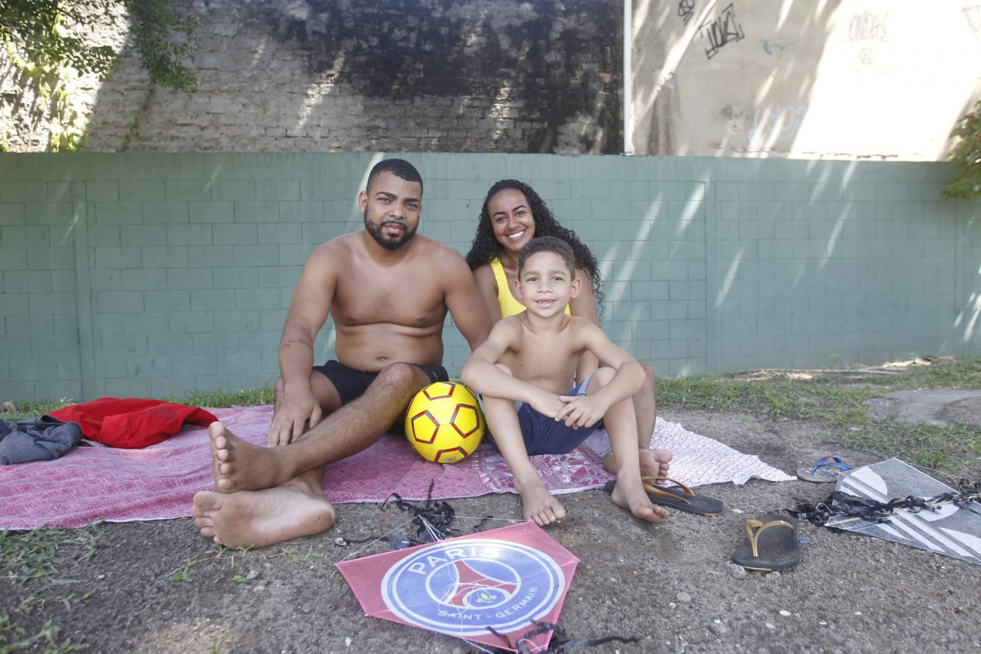 Na foto, Marcos Machado, a mulher, Raiane Fernanda, e o filho Pedro, de 6 anos - Reginaldo Pimenta/Agência O Dia