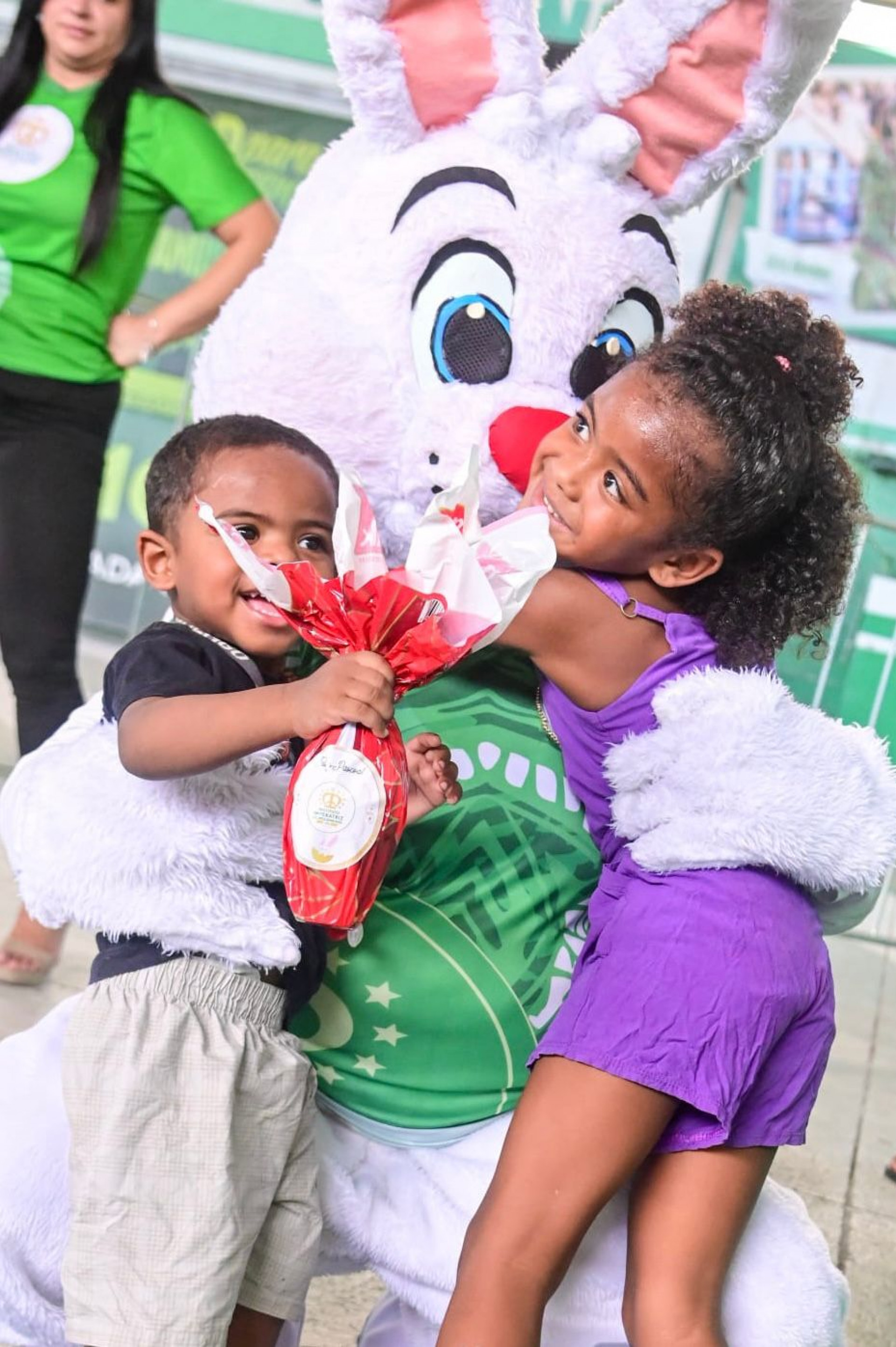 Ação social do Instituto Imperatriz Leopoldinense distribuiu cinco mil ovos de Páscoa - Nelson Malfacini/Divulgação Imperatriz