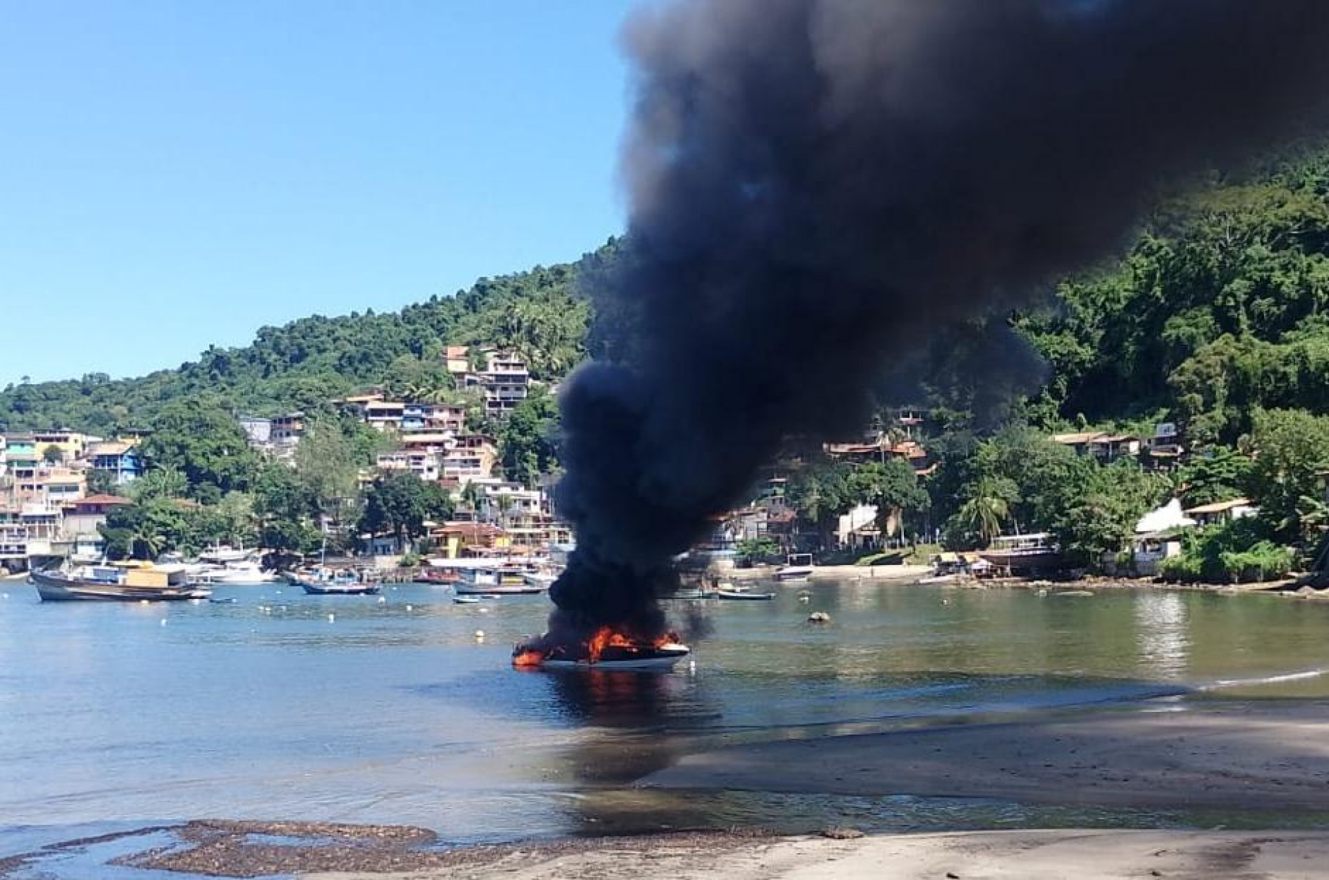 Lancha pega fogo no mar de Angra