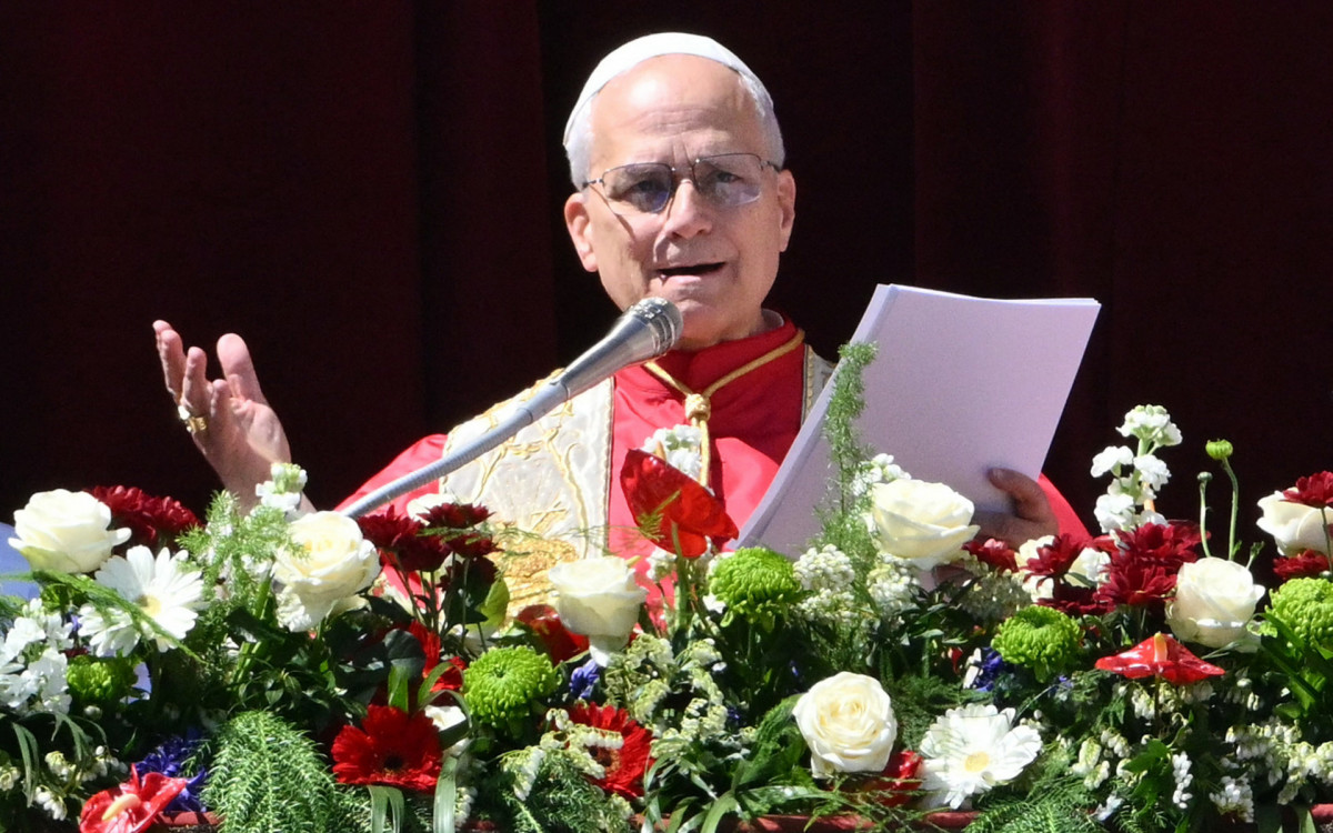 Papa Leão XIV discursa para a multidão da varanda principal da Basílica de São Pedro