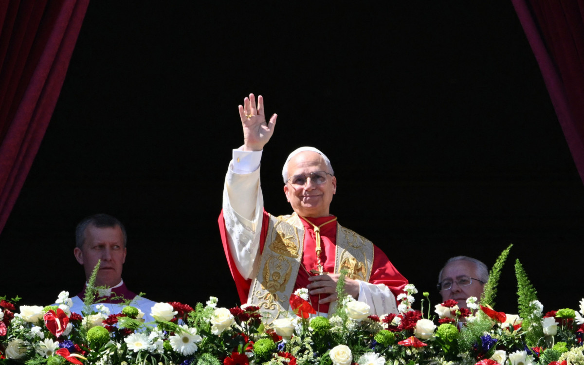 Papa Leão XIV acena para a multidão da varanda principal da Basílica de São Pedro