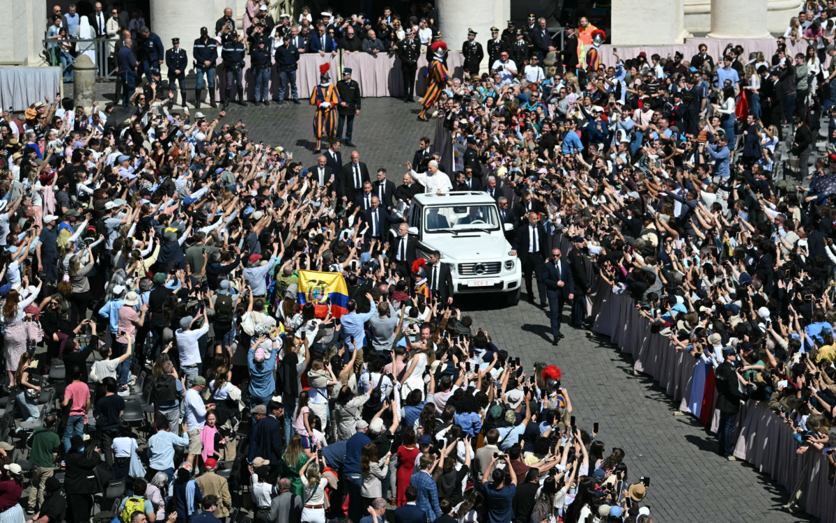 Papa Leão XIV acena para a multidão do papamóvel após a missa de Páscoa