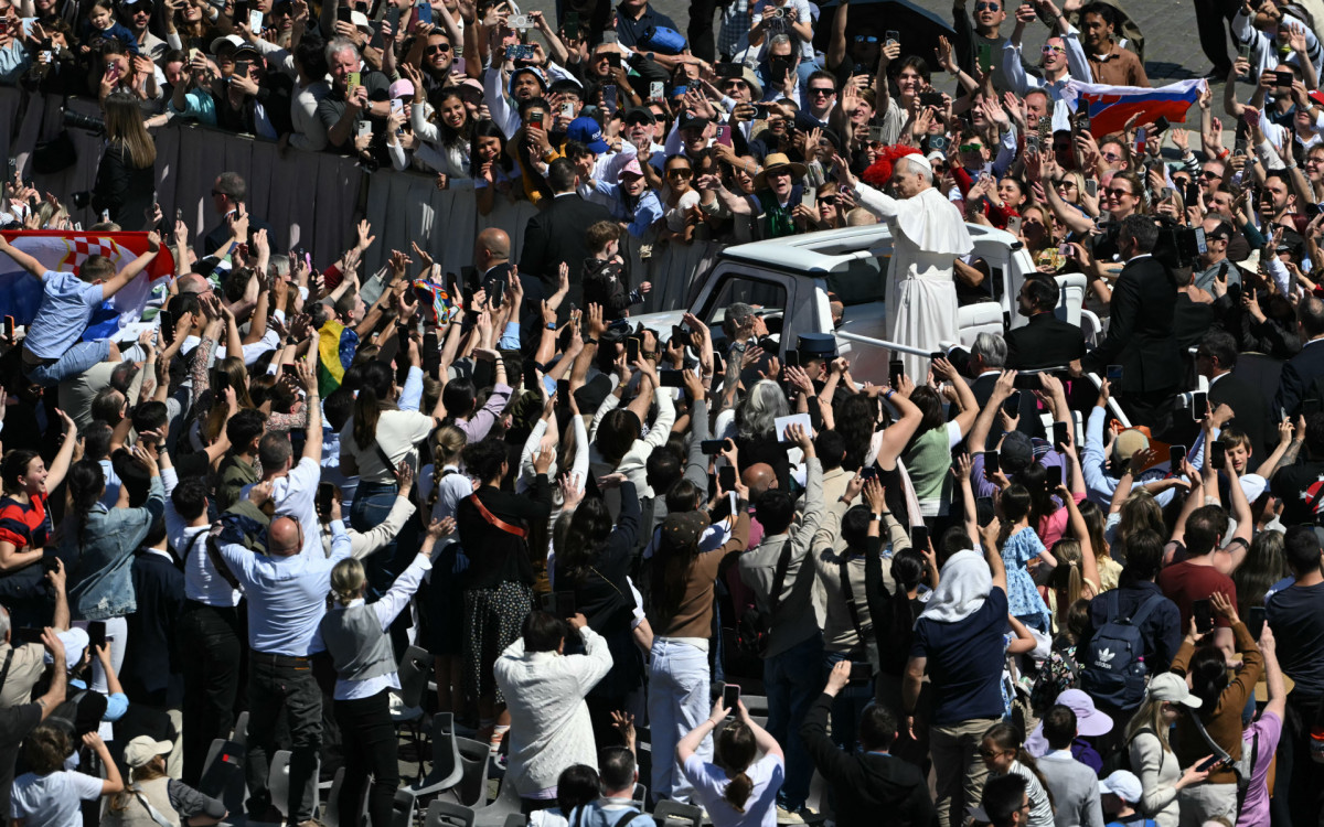 Papa Leão XIV acena para a multidão do papamóvel após a missa de Páscoa