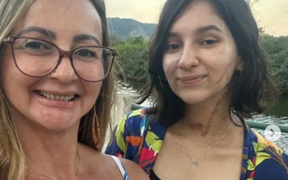 Alana Anísio Rosa ao lado da mãe Jardeluce
