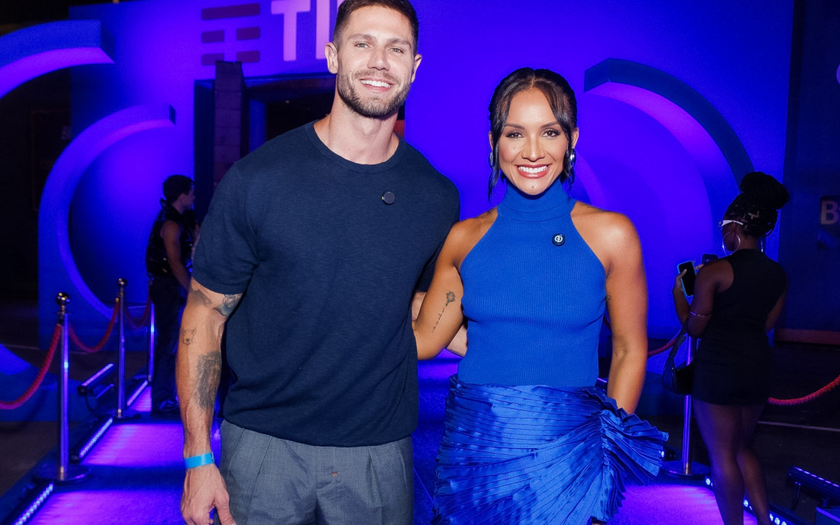 Jonas e Maxiane aproveitam festa no \'BBB Experience\' em São Paulo
