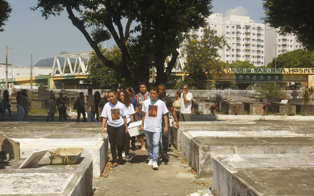 Enterro de menina morta pelo padrasto foi marcado por comoção e revolta - Reginaldo Pimenta/Agência O DIA