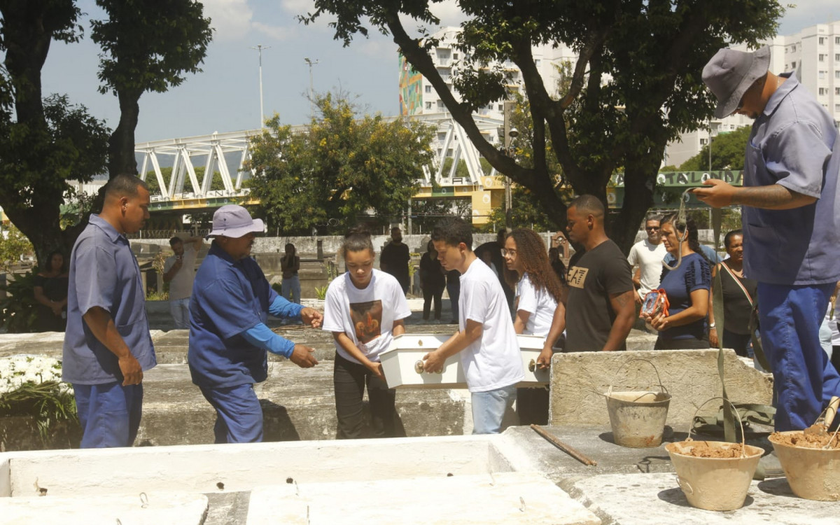 Enterro de menina morta pelo padrasto foi marcado por comoção e revolta - Reginaldo Pimenta/Agência O DIA