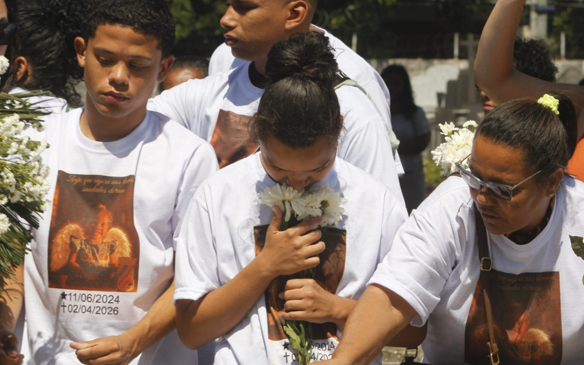 Enterro de menina morta pelo padrasto foi marcado por comoção e revolta - Reginaldo Pimenta/Agência O DIA