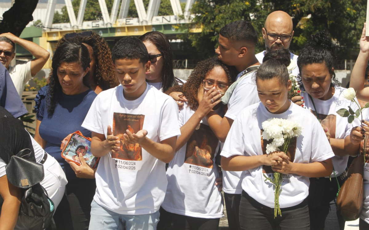 Enterro de menina morta pelo padrasto foi marcado por comoção e revolta - Reginaldo Pimenta/Agência O DIA