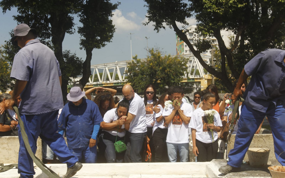 Enterro de menina morta pelo padrasto foi marcado por comoção e revolta - Reginaldo Pimenta/Agência O DIA