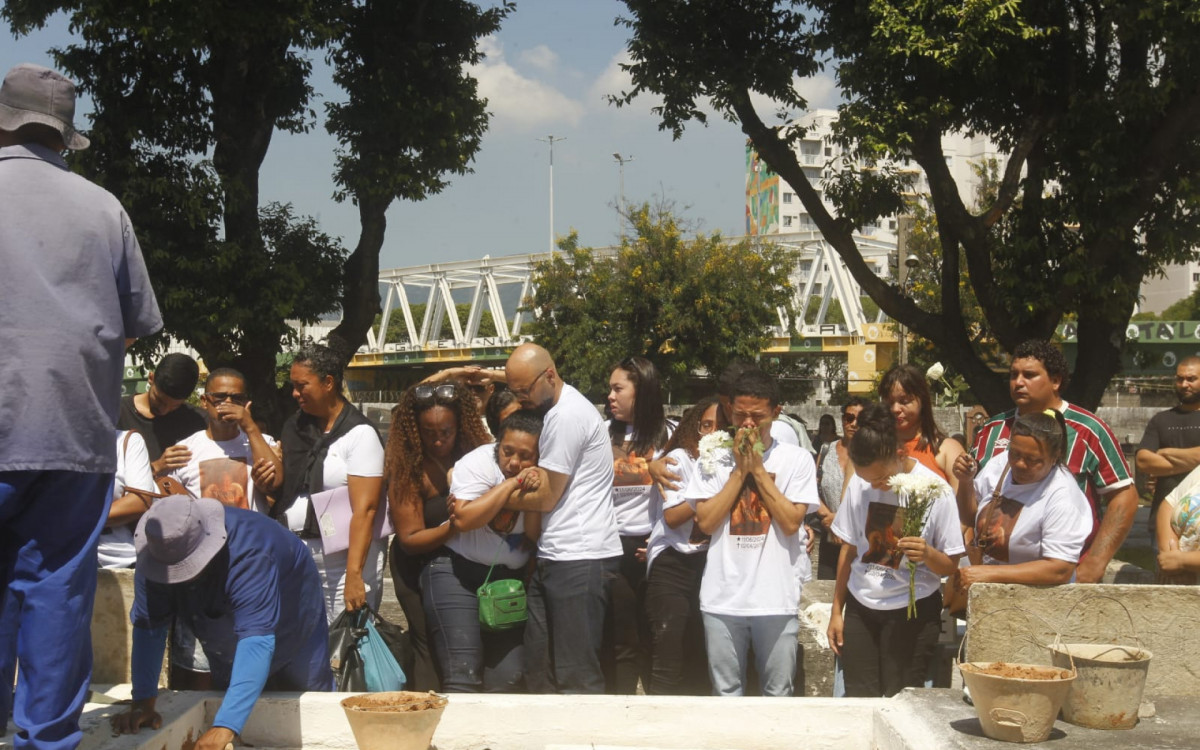 Enterro de menina morta pelo padrasto foi marcado por comoção e revolta - Reginaldo Pimenta/Agência O DIA
