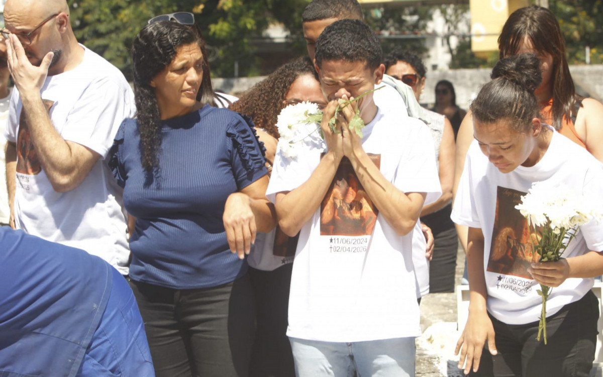 Enterro de menina morta pelo padrasto foi marcado por comoção e revolta - Reginaldo Pimenta/Agência O DIA