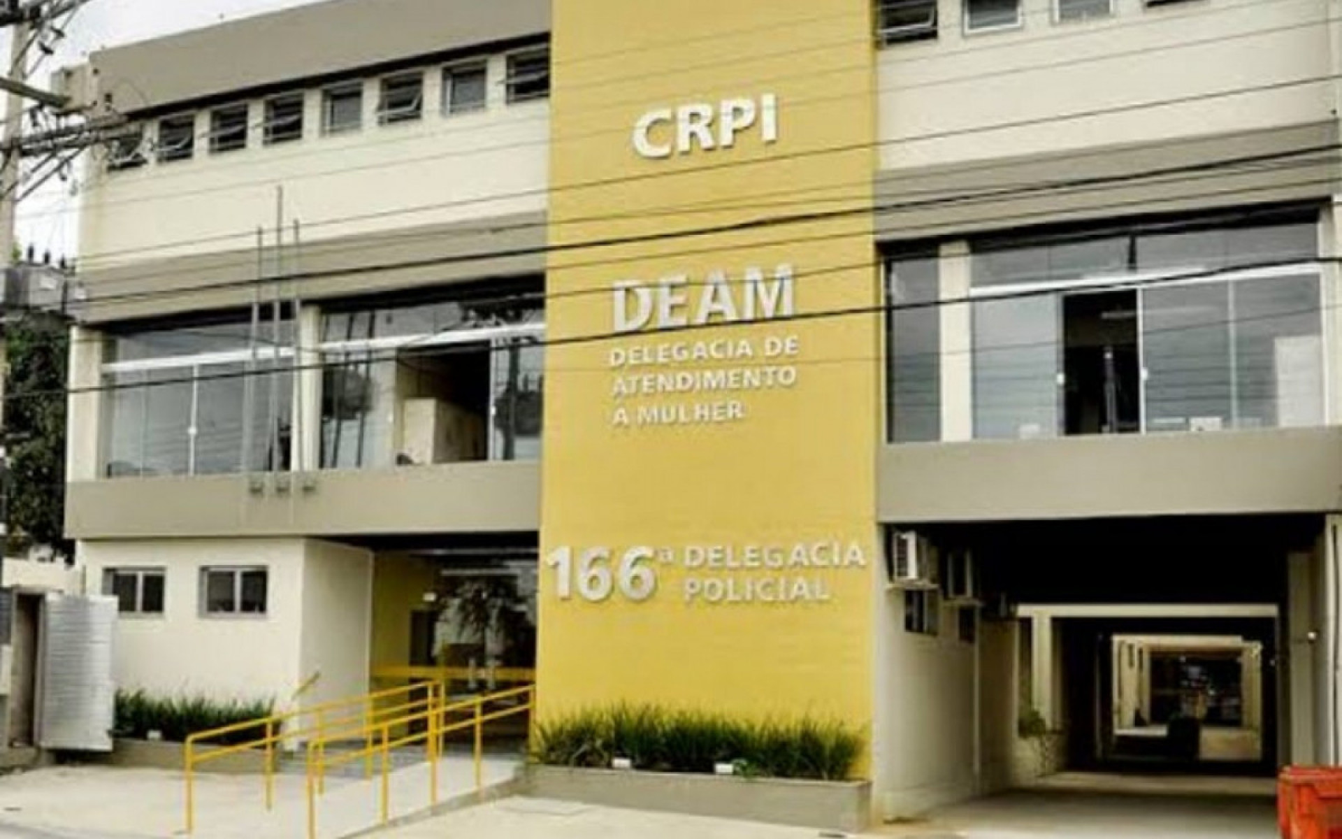 Ambulantes que vendiam drogas na praia são presos em Angra