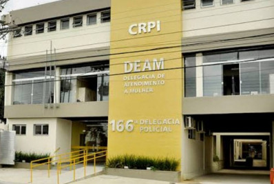 Ambulantes que vendiam drogas na praia são presos em Angra