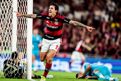 Pedro iguala marca histórica e Flamengo vence Santos de virada no Maracanã