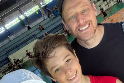 Jaqueline Oliveira e Murilo Endres se emocionam no primeiro jogo de vôlei do filho