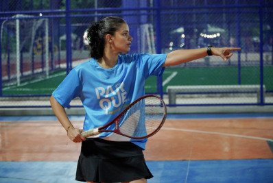 Gonçalenses realizam aulas de tênis gratuitas no Parque RJ Nosso Sonho