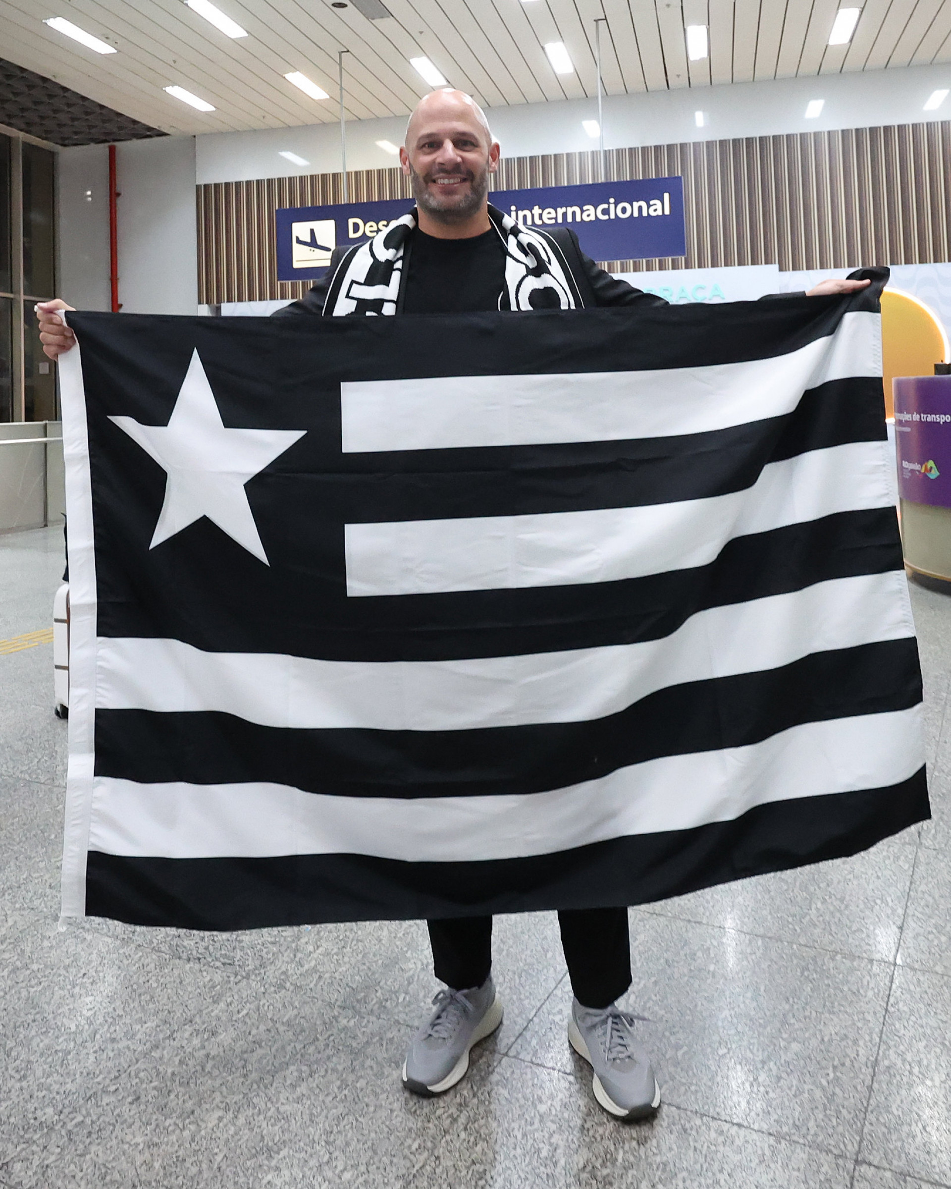 Franclim Carvalho na chegada ao Rio de Janeiro - Vitor Silva / Botafogo