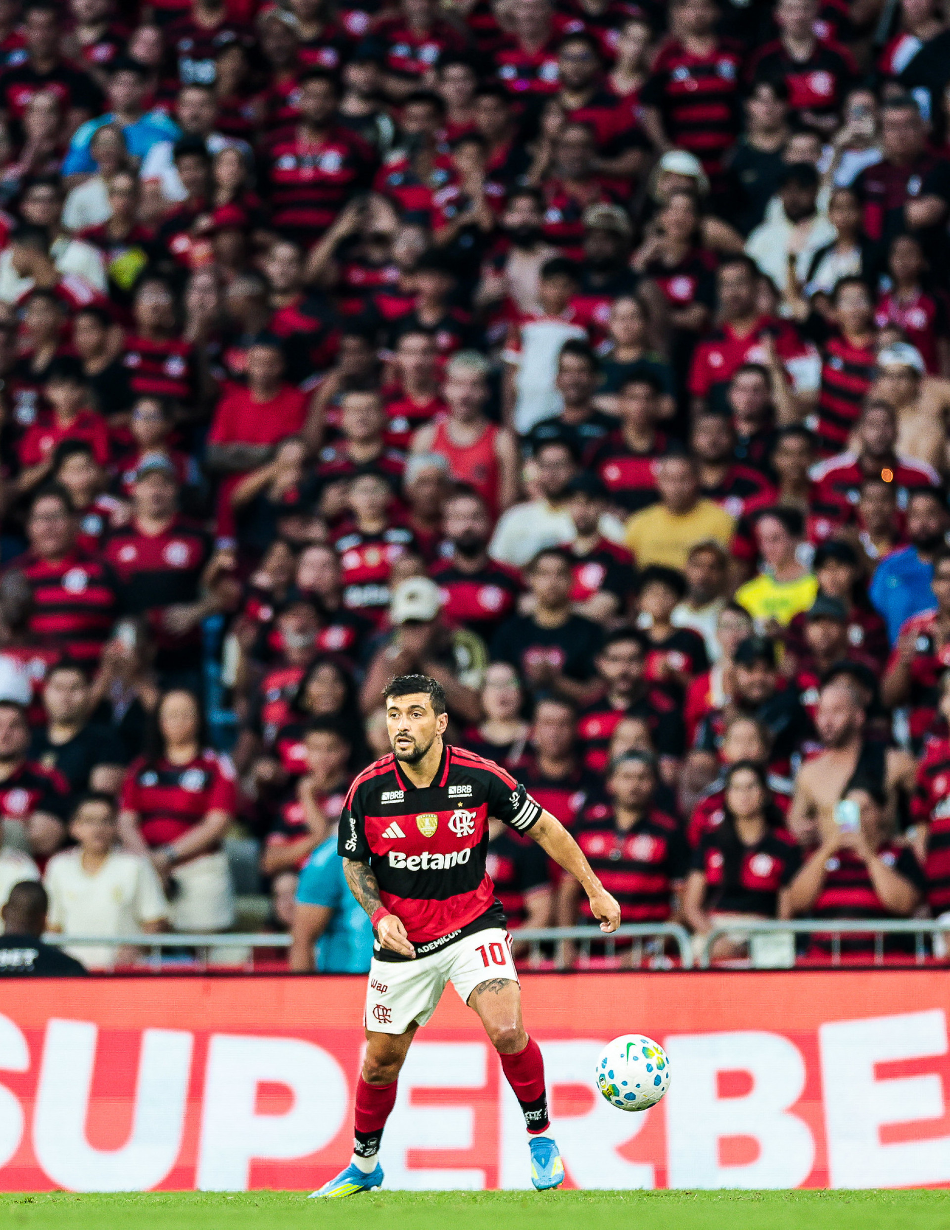 Giorgian de Arrascaeta é o capitão e camisa 10 do Flamengo - Gilvan de Souza / Flamengo
