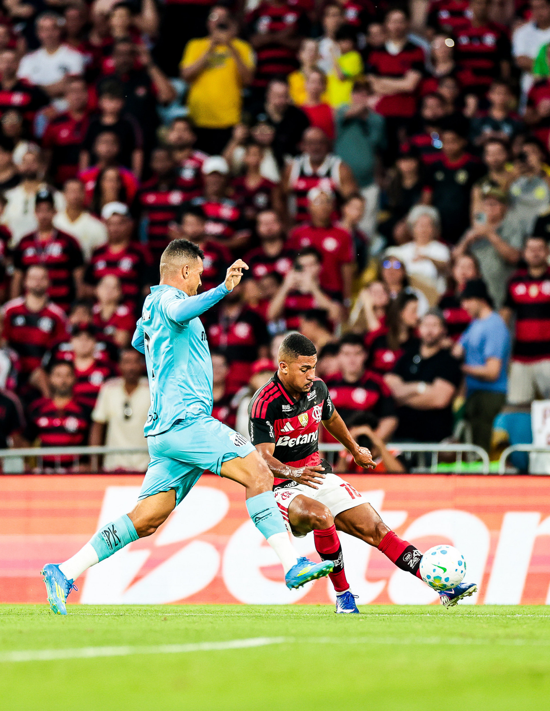 Cruzamento de Samuel Lino durante o primeiro tempo - Gilvan de Souza / Flamengo