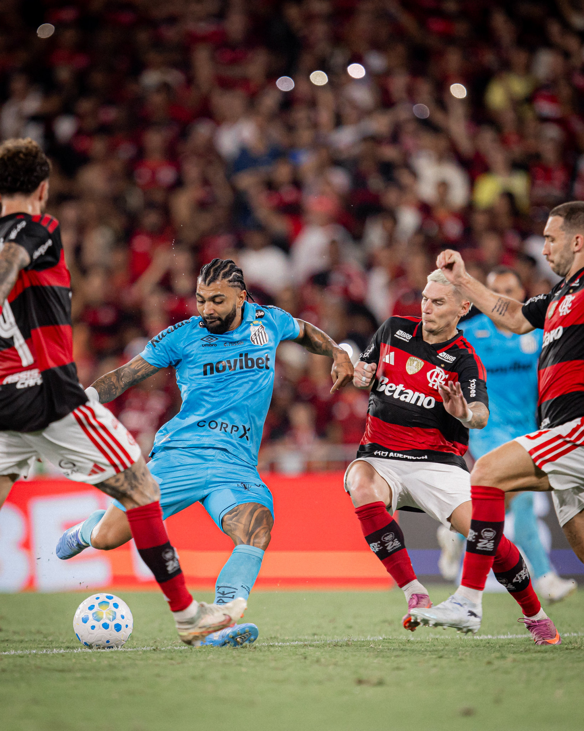 Torcida do Flamengo vaia Gabigol em jogo contra Santos no Maracanã