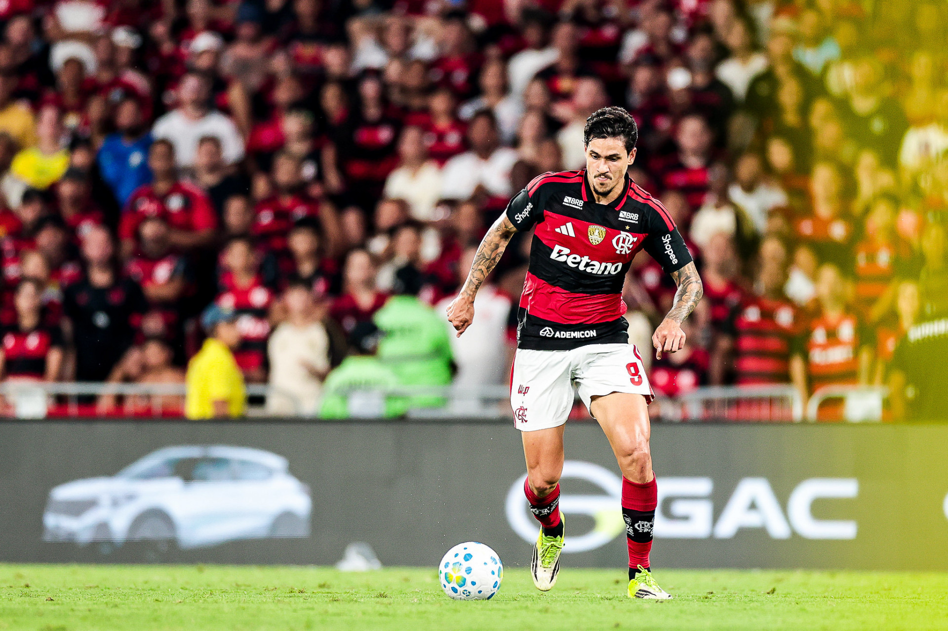 Pedro conduz a bola no jogo contra o Santos - Gilvan de Souza / Flamengo