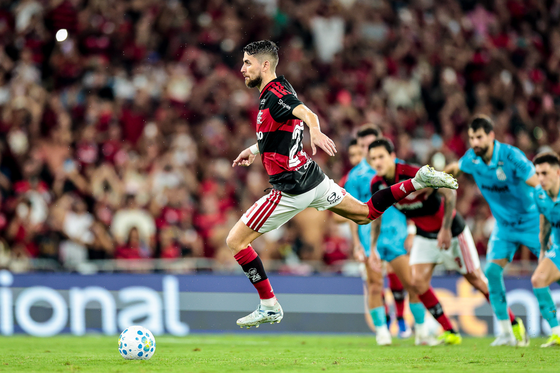 Jorginho dá seu tradicional pulo, antes de cobrança de pênalti que virou o jogo - Gilvan de Souza / Flamengo