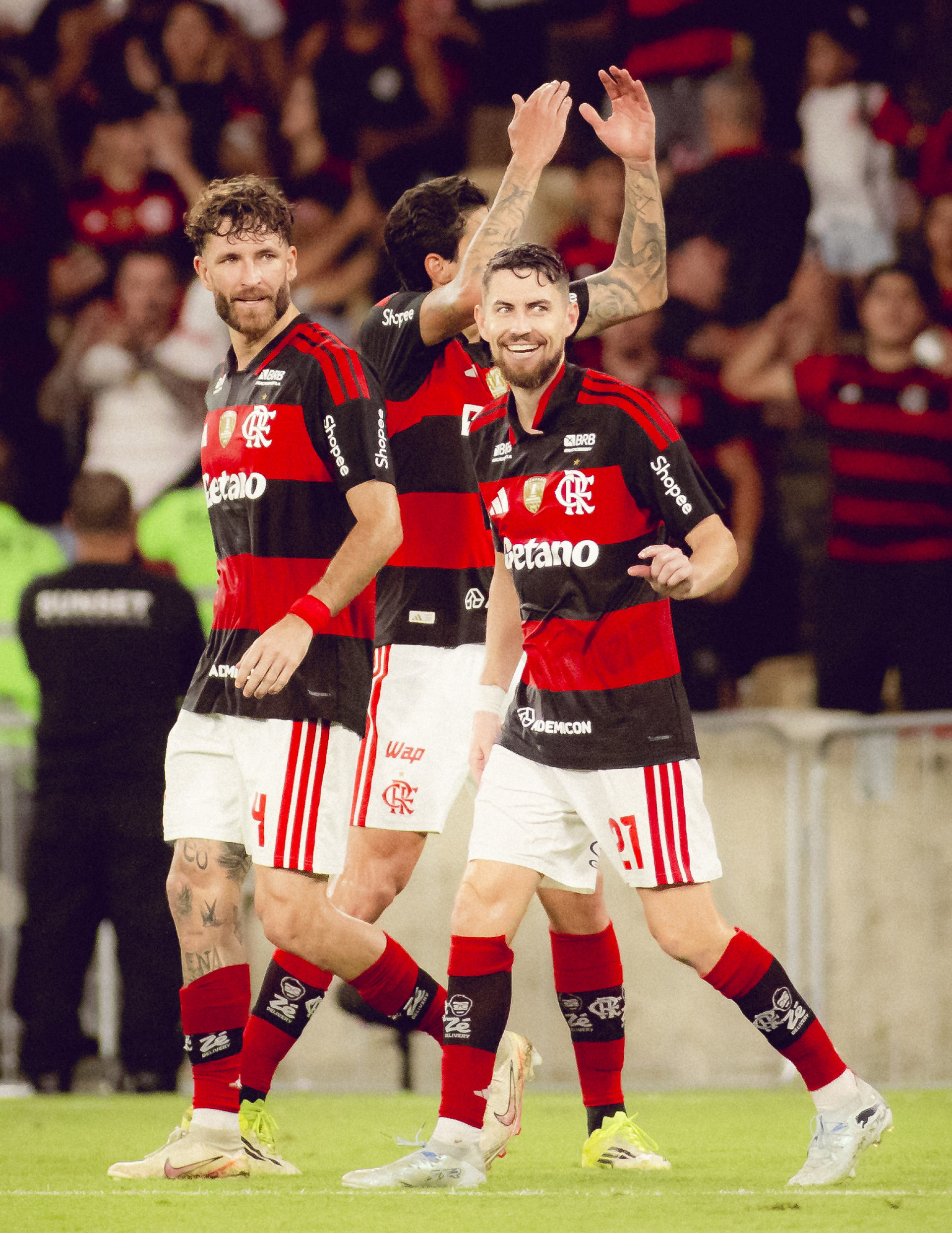 Jogadores do Flamengo comemoram com a torcida - Adriano Fontes / Flamengo