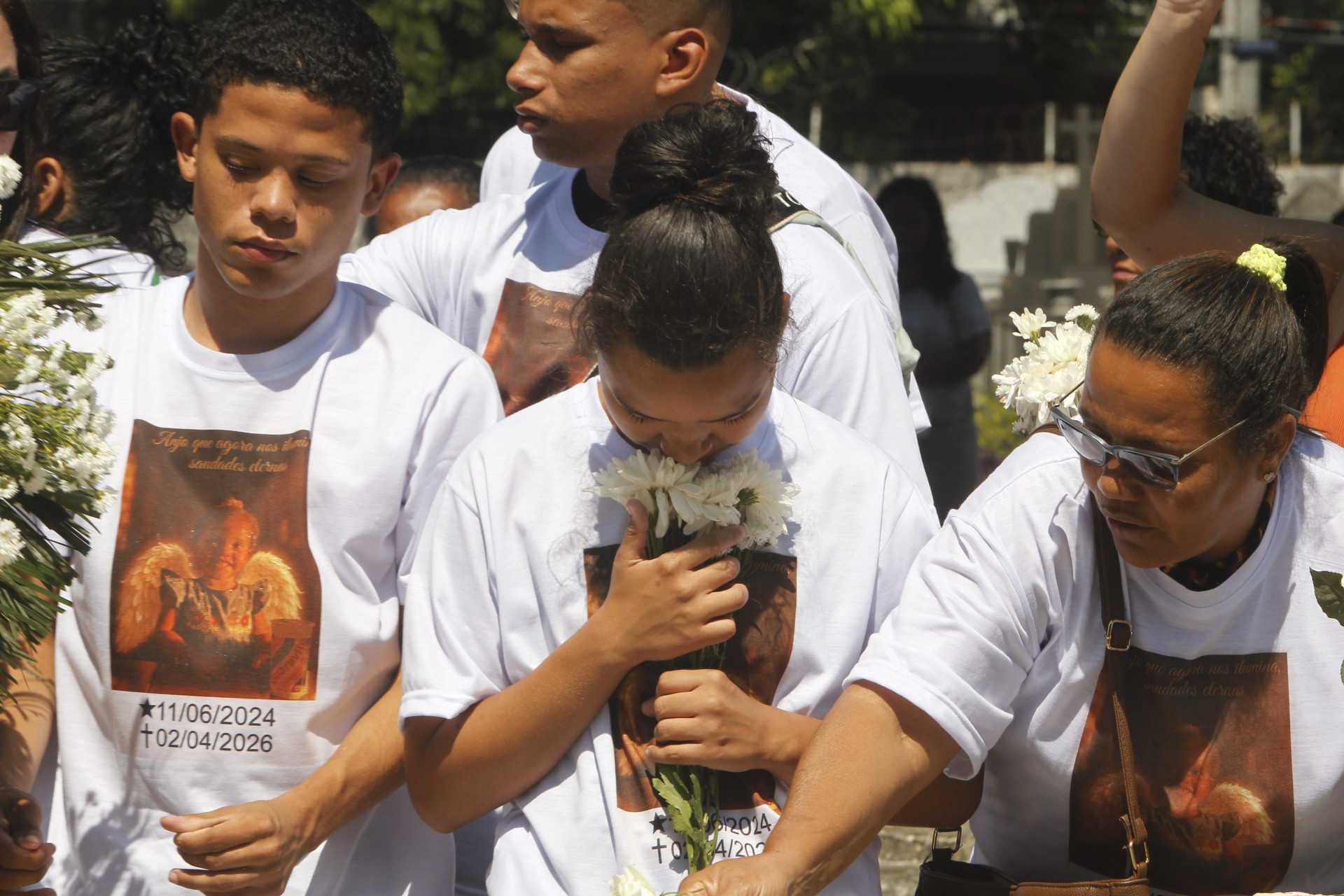 Sepultamento da menina Maya foi marcado por como&ccedil;&atilde;o e revolta - Reginaldo Pimenta / Agencia O Dia