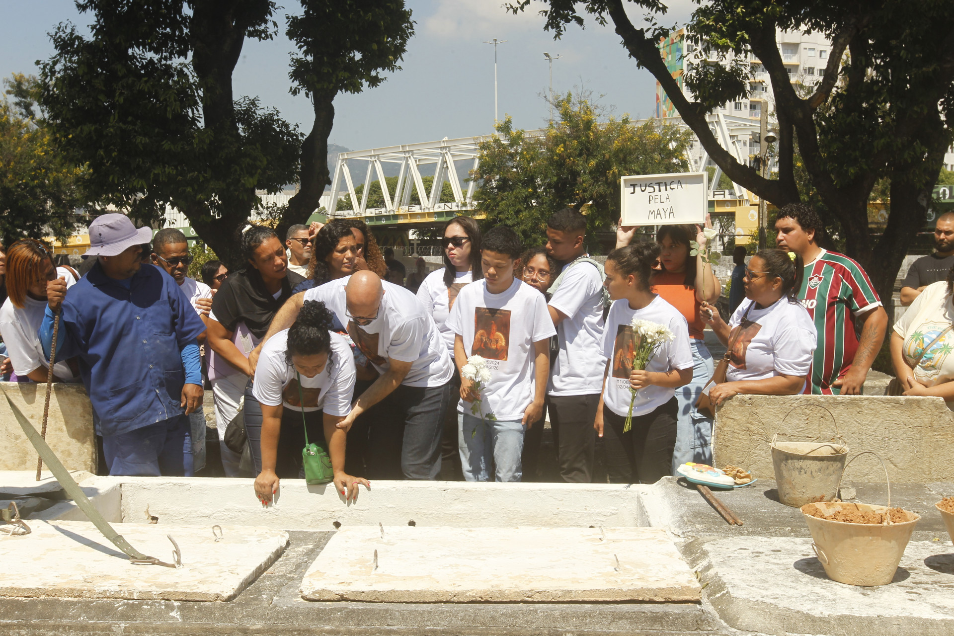 Sepultamento da menina Maya foi marcado por como&ccedil;&atilde;o e revolta - Reginaldo Pimenta / Agencia O Dia