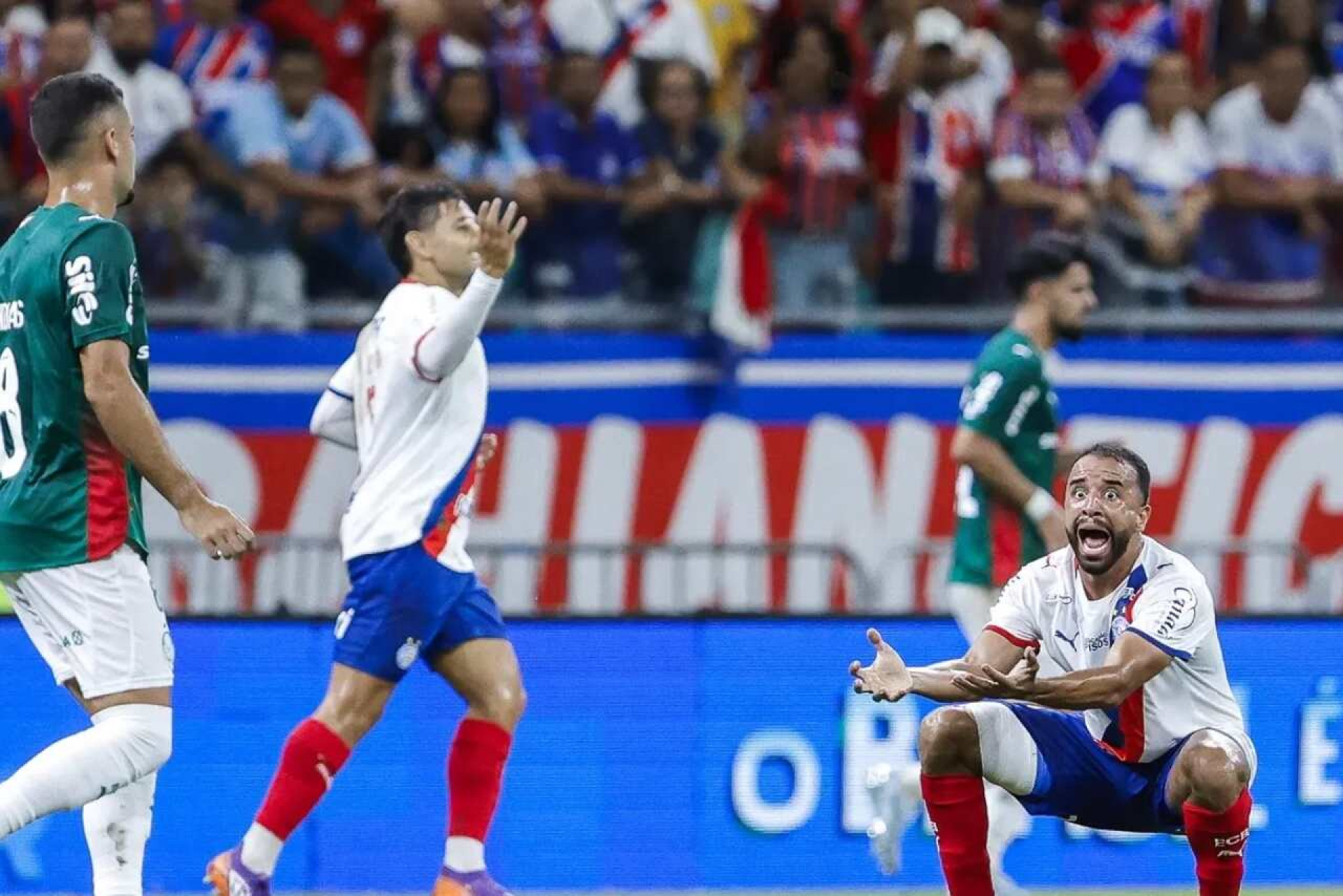 Palmeiras sofre, mas vence o Bahia no apagar das luzes e amplia vantagem na lideran&ccedil;a